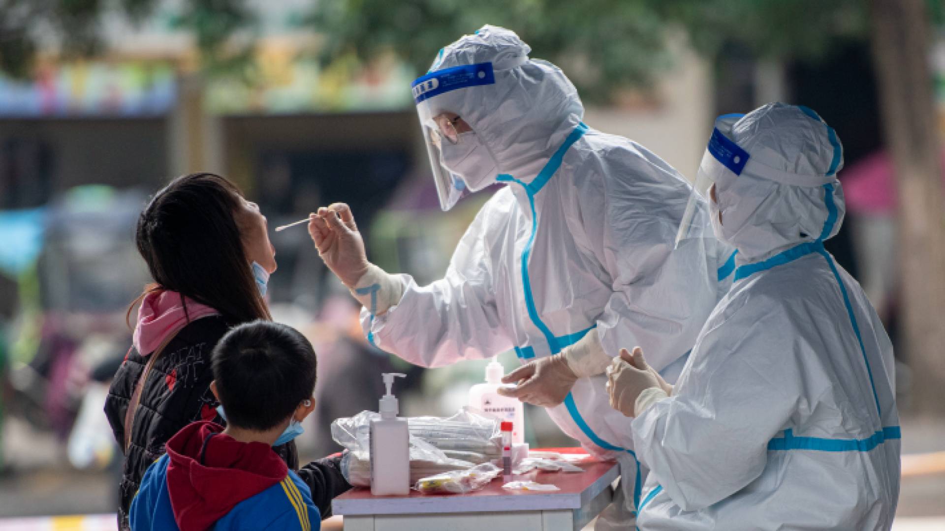 إجراء فحوص كورونا في الصين