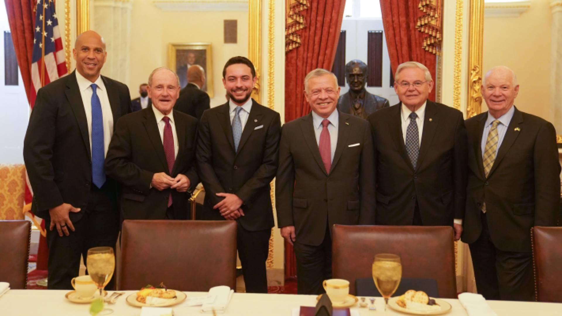 الملك يلتقي رئيس وأعضاء لجنة العلاقات الخارجية في الشيوخ الأمريكي