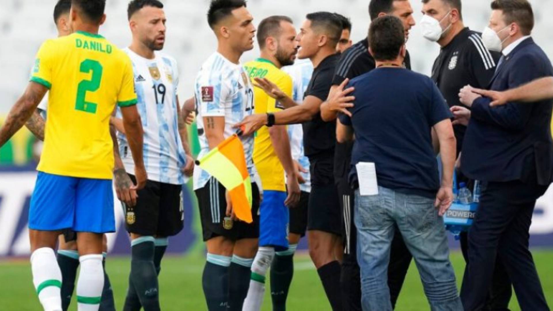 السلطات المحلية الصحية البراازيلية وهي توقف المباراة - ارشيفية