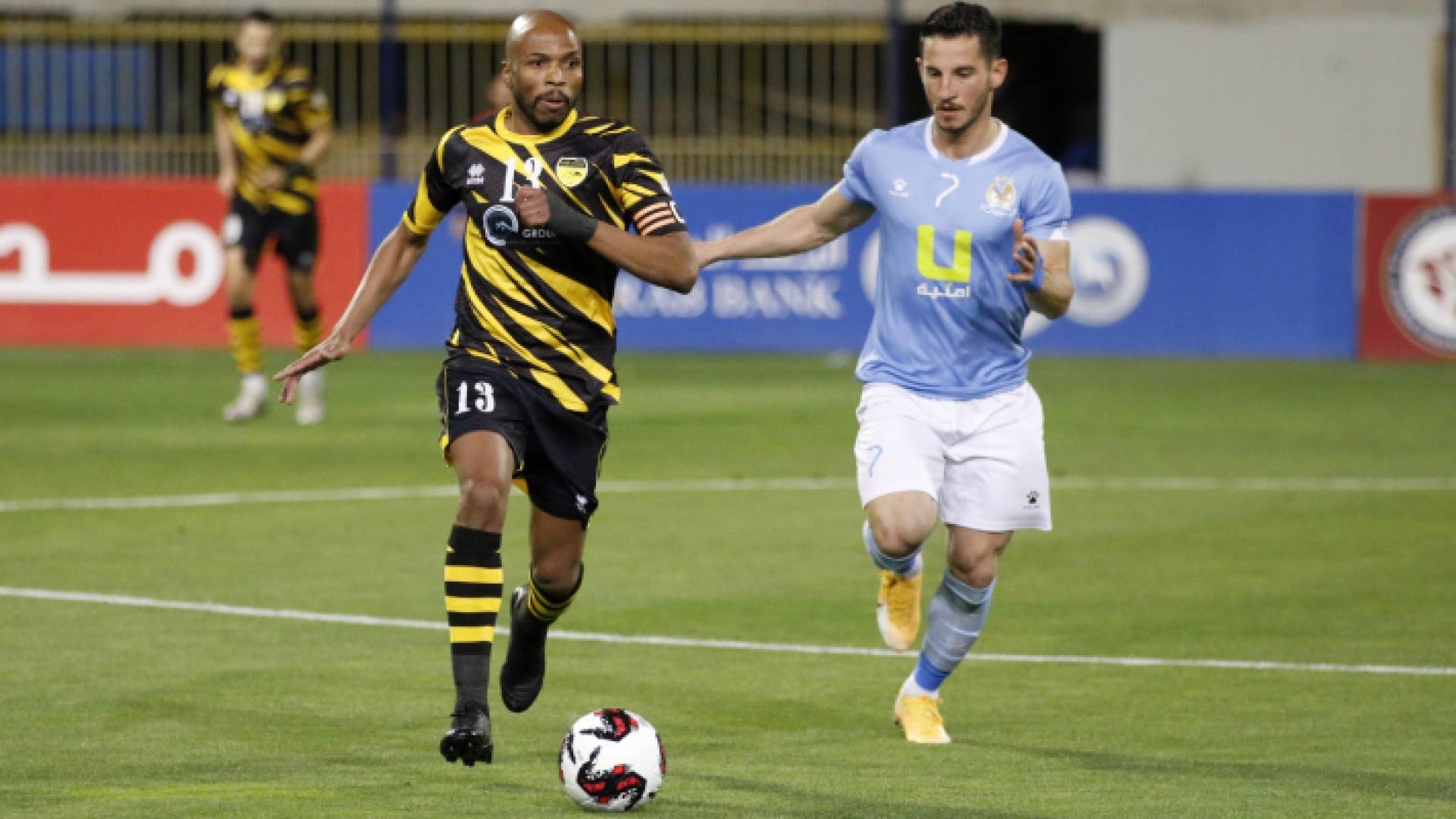 لاعب الحسين إربد خليل عطية (يسار) ولاعب الفيصلي يوسف الرواشدة (يمين) في مباؤة الفريقين ضمن دوري المحترفين