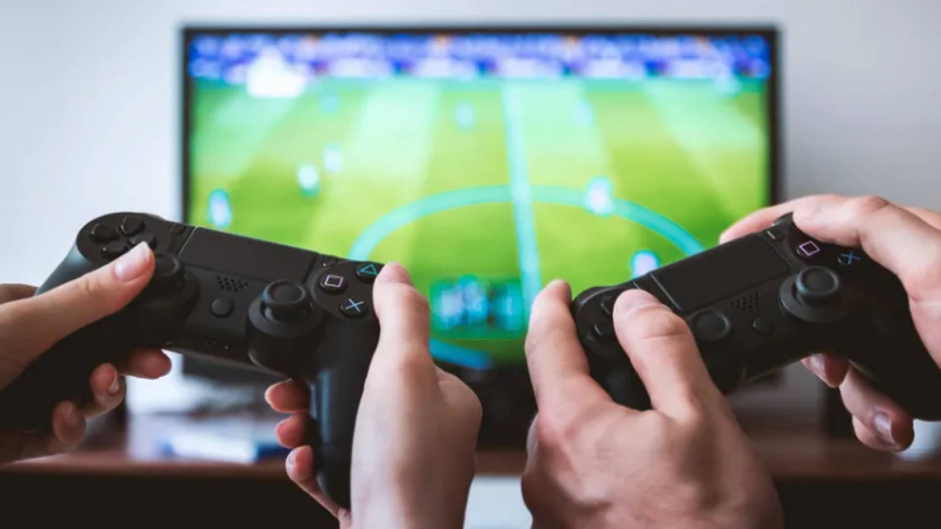 شخصان يلعبان "الفيفا"