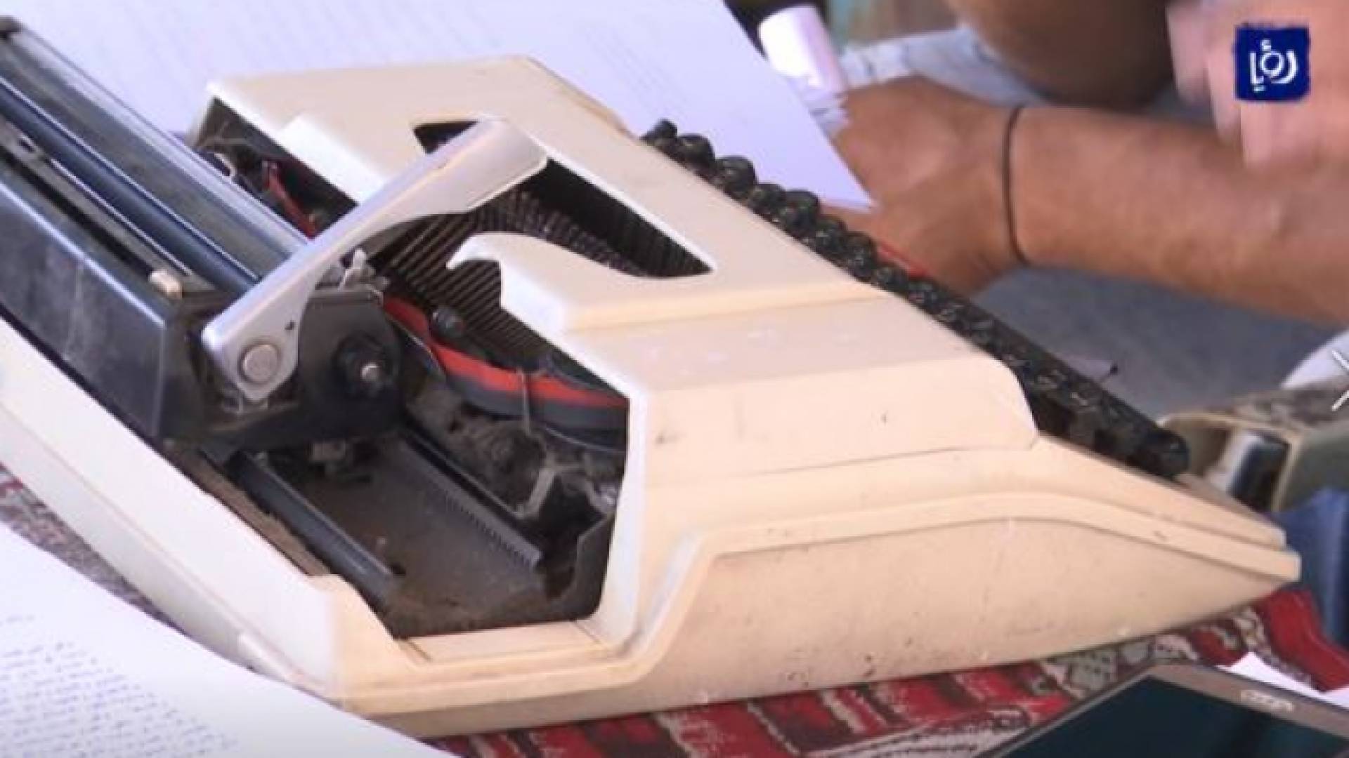 صورة توضيحية لعملية تقديم خدمة إلكترونيا