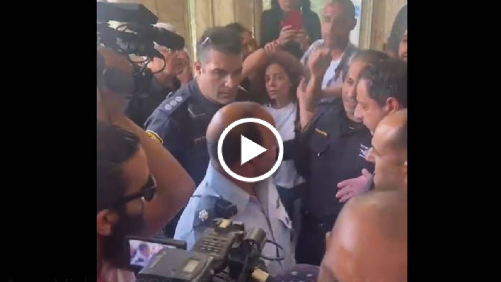 صورة من مقطع "الفيديو" خلال طرد نشطاء لقوات الاحتلال من منزل الشهيدة أبو عاقلة