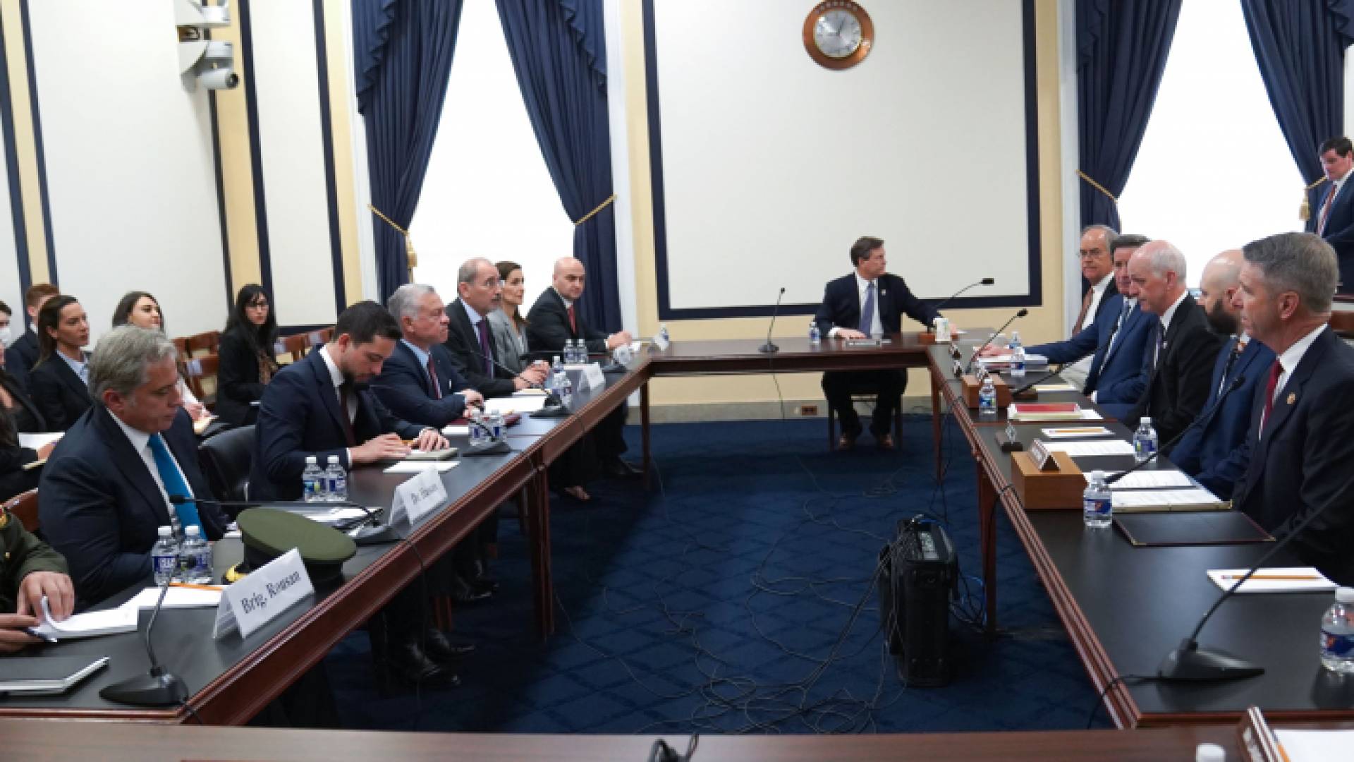 جلالة الملك يلتقي لجنة الخدمات العسكرية في مجلس النواب الأمريكي