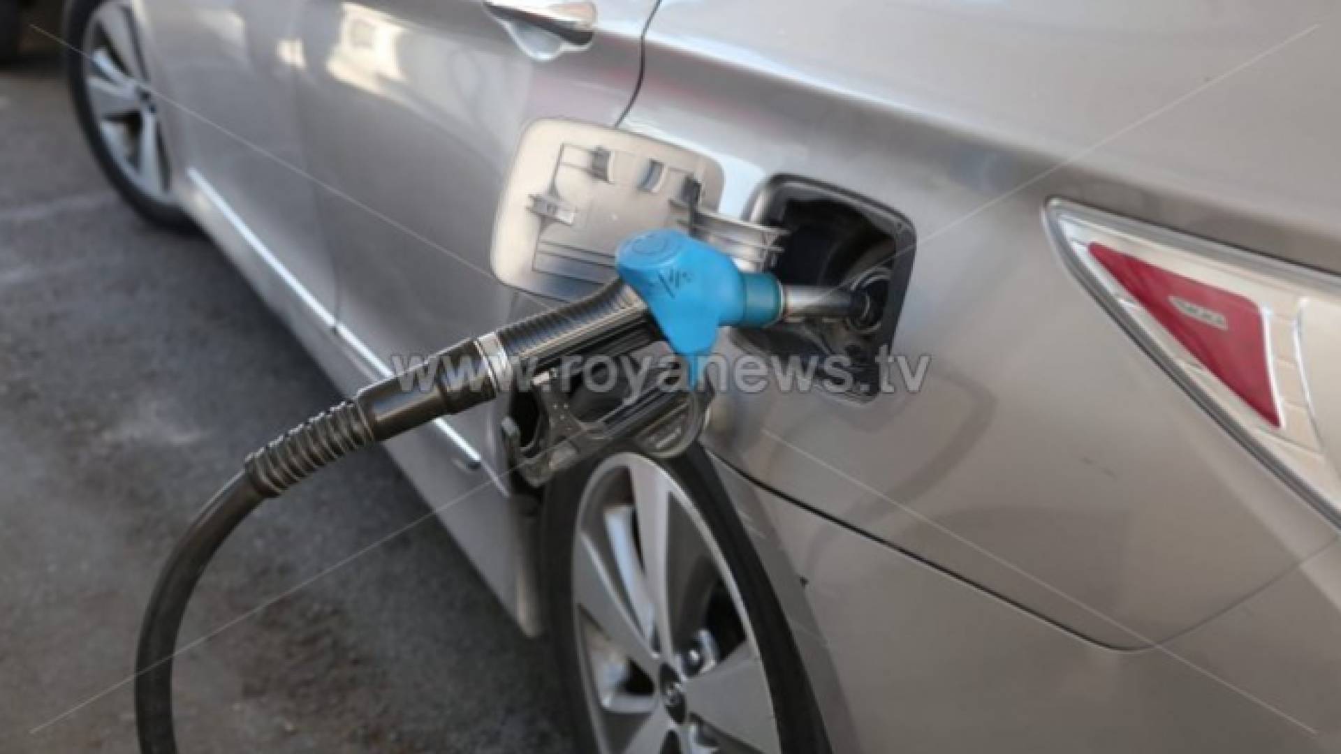 صورة توضيحية لمركبة تتزود بالبنزين في إحدى محطات المحروقات