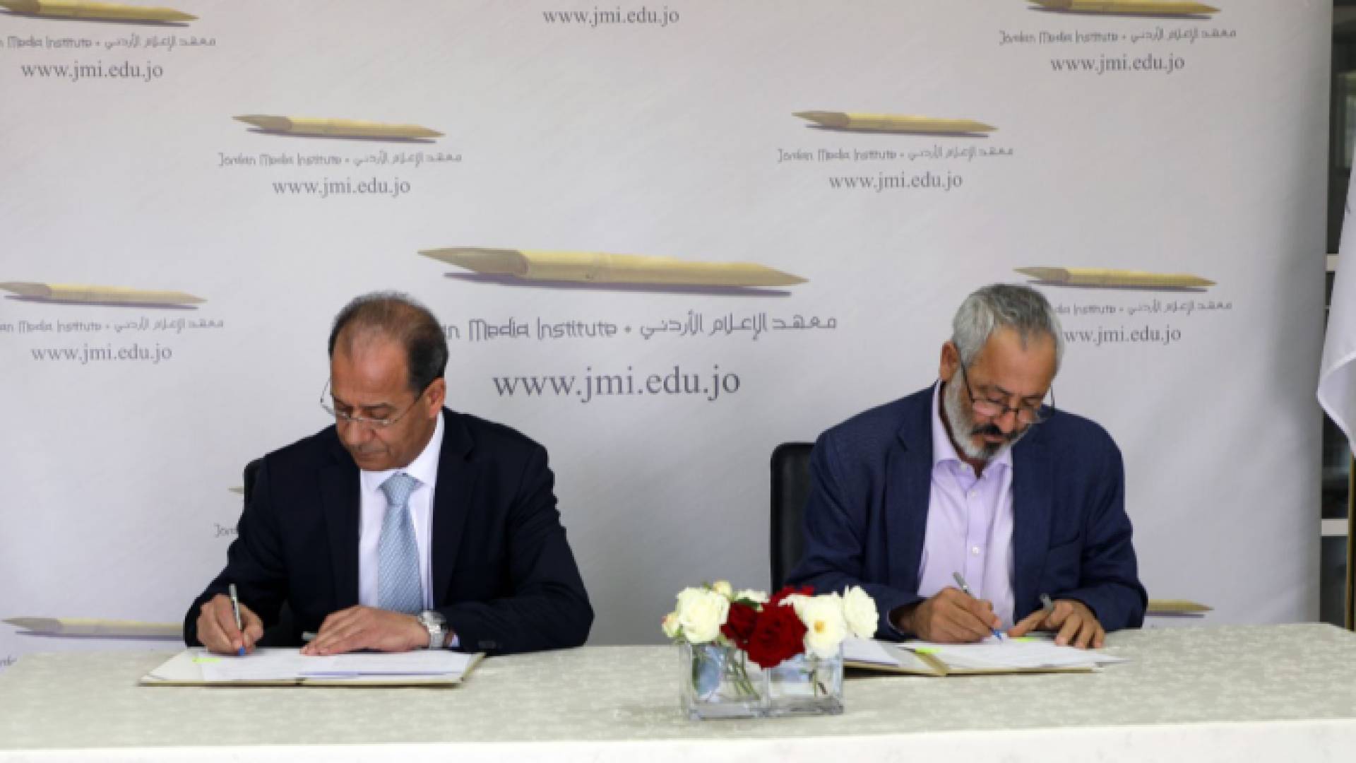 وزير الدولة لشؤون الإعلام فيصل الشبول (يسار) والرئيس التنفيذي لمعهد الإعلام الأردني مصطفى الحمارنة يوقعان اتفاقية لتنفيذ برامج تدريب للعاملين في الاتص