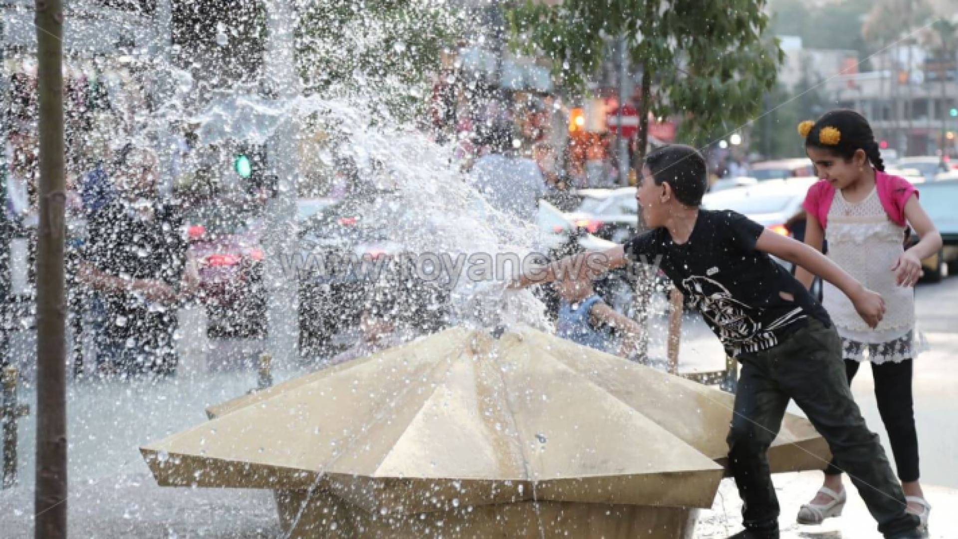 اطفال يلعبون بالماء