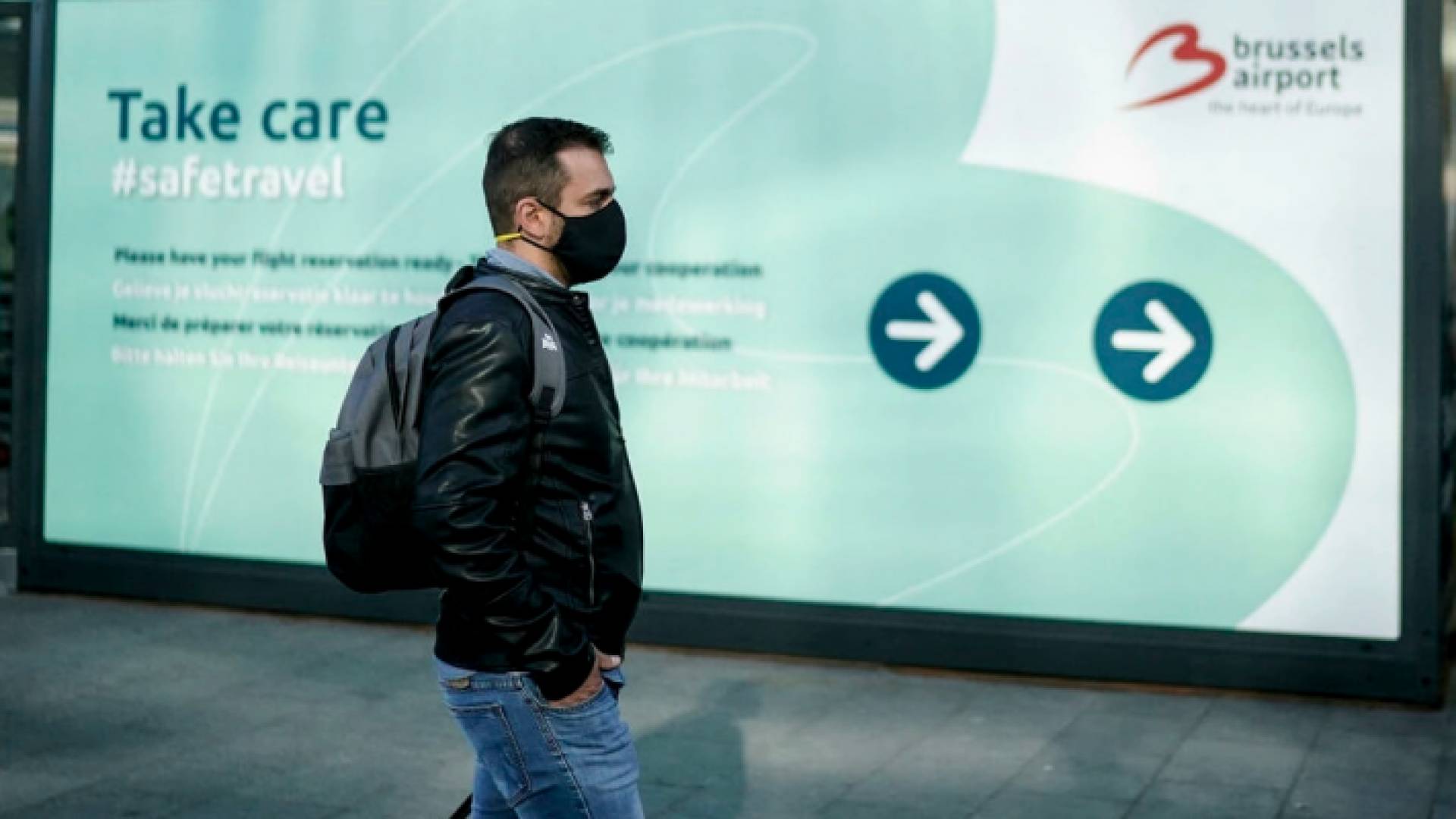 مسافر يرتدي كمامة في مطار بروكسل