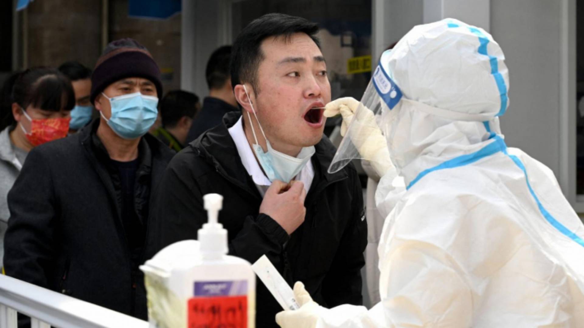 صينيون خلال فحص كورونا