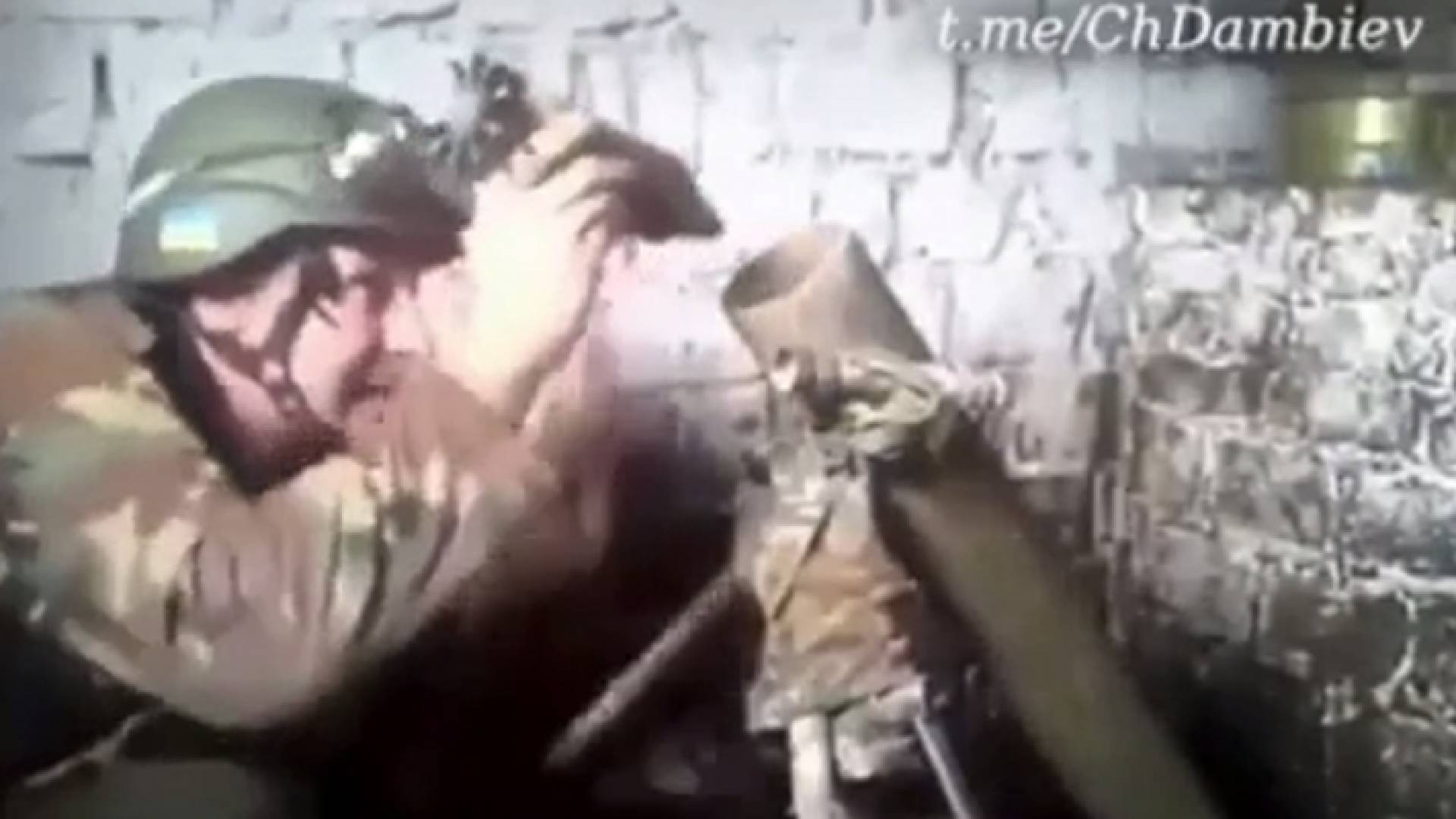 شخص يظهر في فيديو على أنه جندي أوكراني