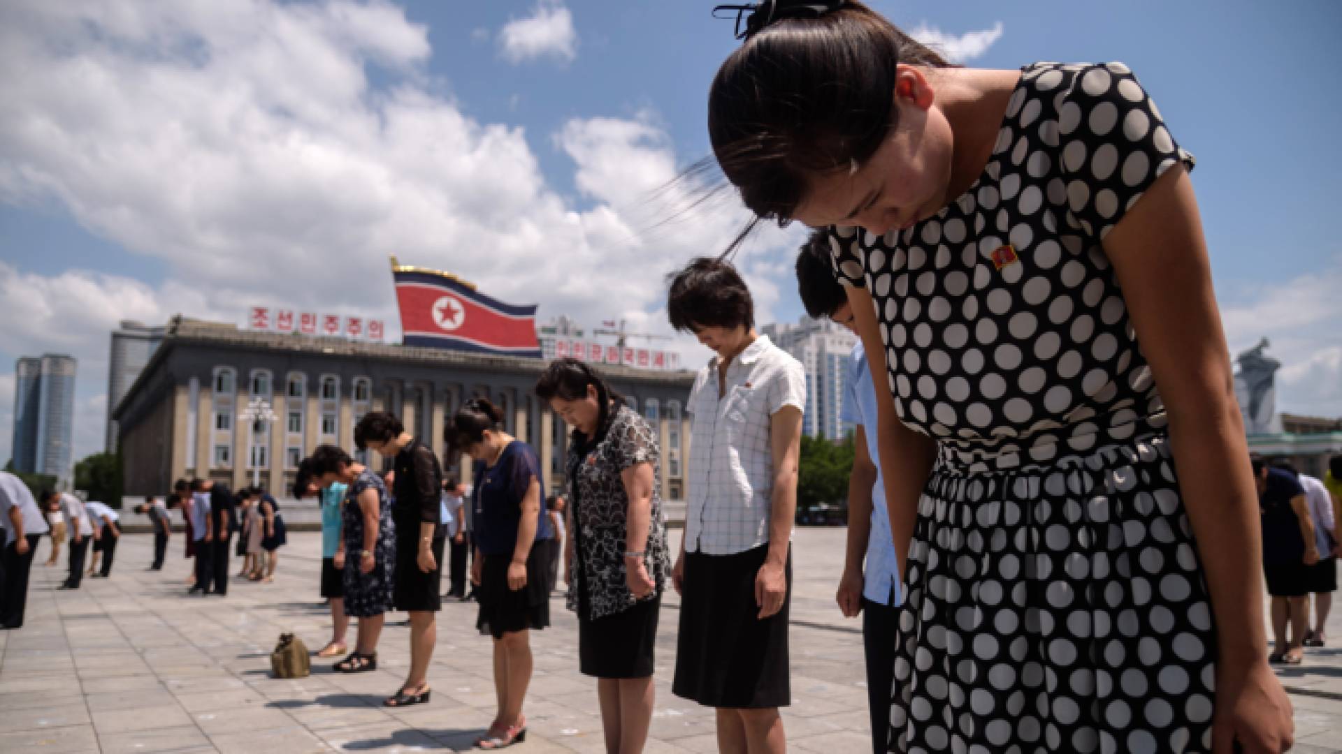 كوريون شماليون يؤدون طقوس الولاء للحزب الحاكم