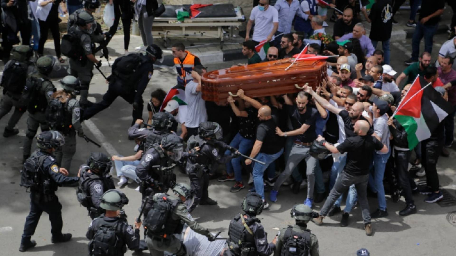 اعتدت قوات الاحتلال على موكب تشييع جثمان الصحفية شيرين أبو عاقلة