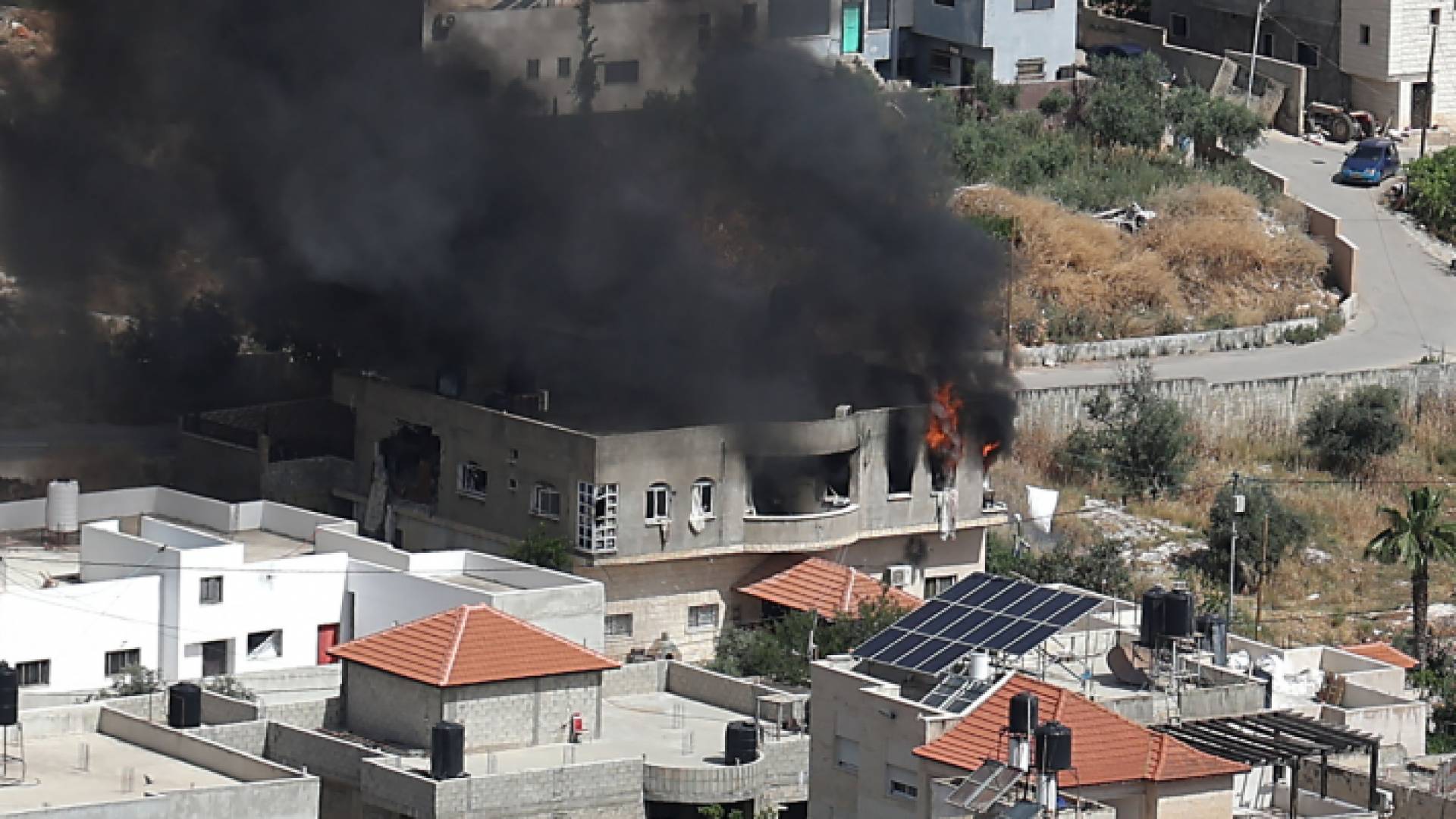 أحد المنازل المحاصرة من قبل قوات الاحتلال