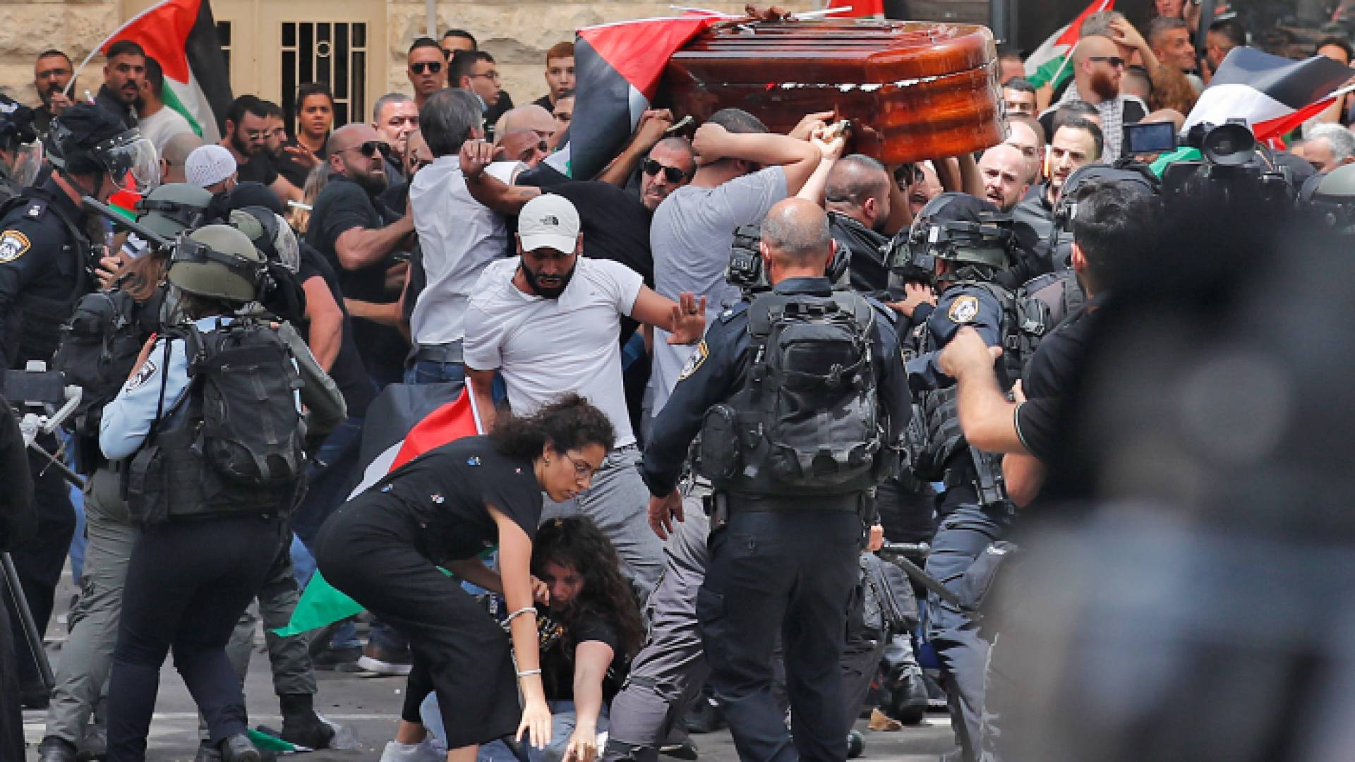 لحظة اعتداء قوات الاحتلال على حاملي نعش الشهيدة شيرين أبو عاقلة