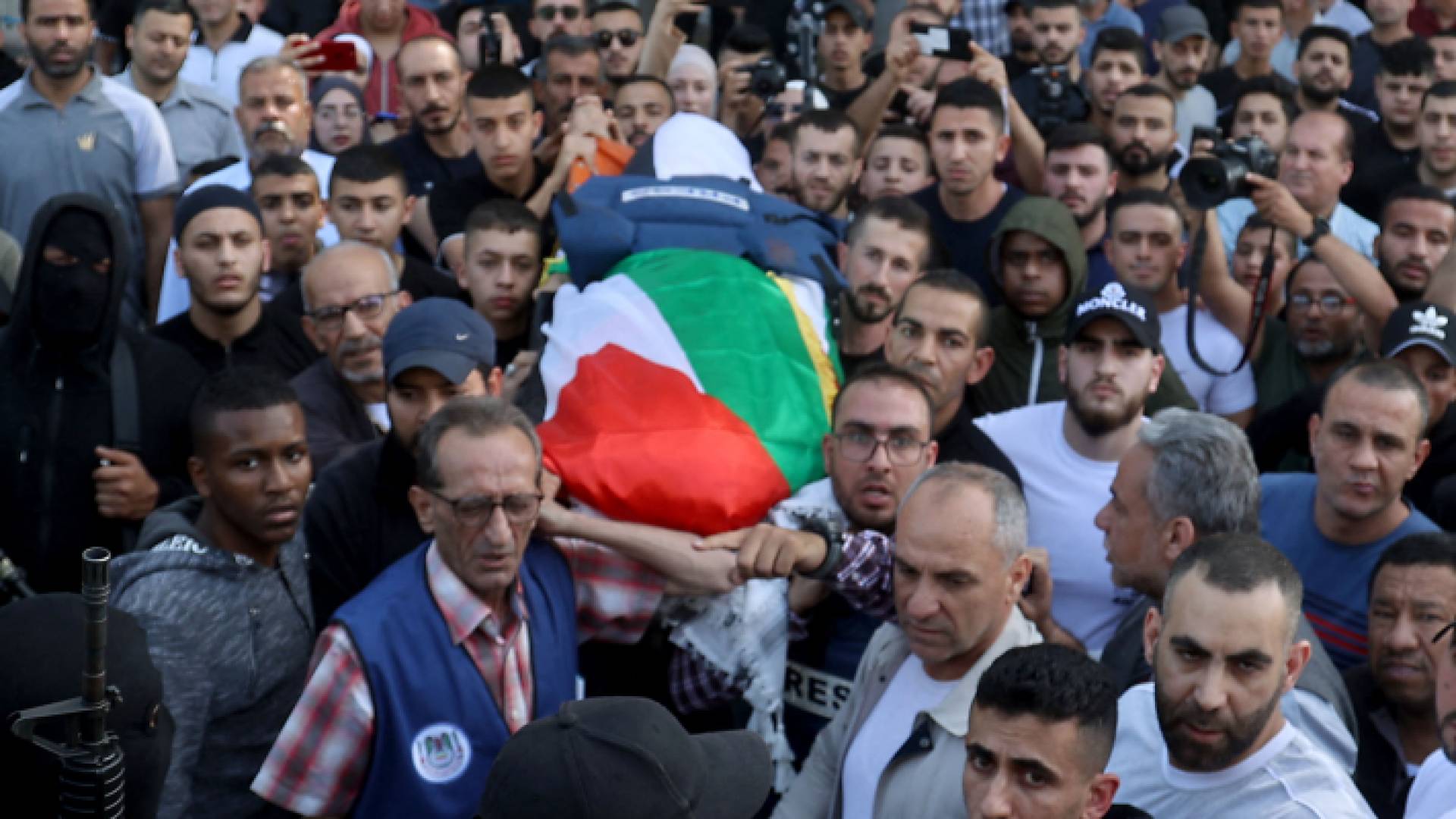 مشيعون يحملون نعش الشهيدة شيرين أبو عاقلة