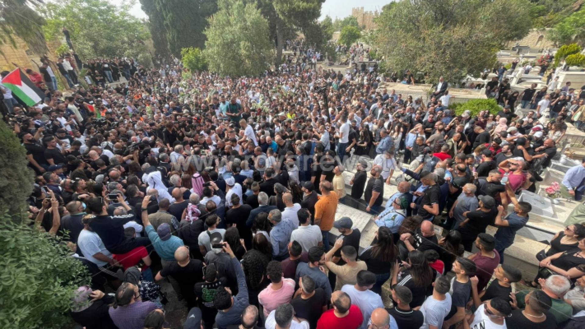 فلسطينيون يشيعون جثمان الشهيدة شيرين أبو عاقلة