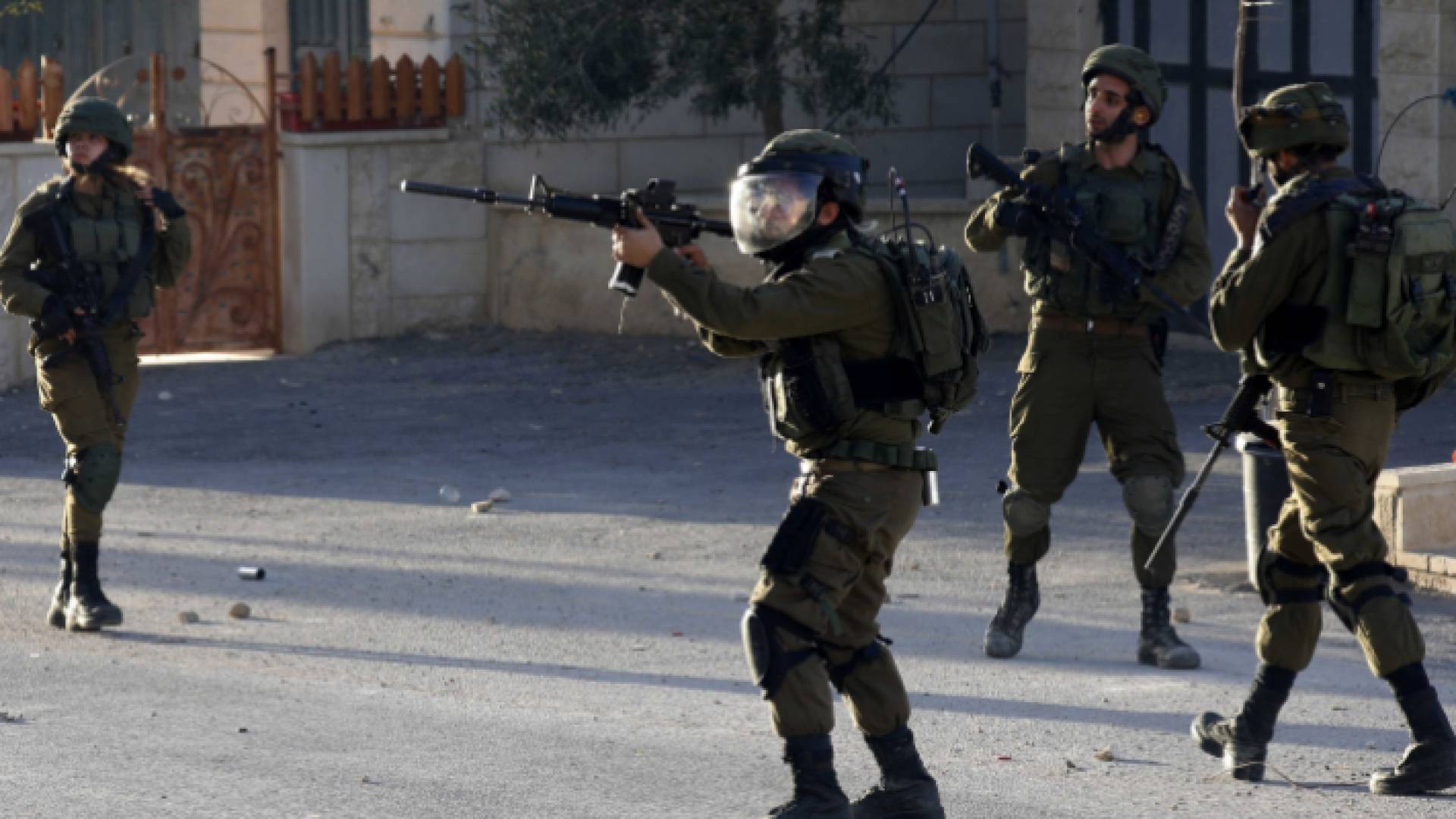 جندي في قوات الاحتلال الإسرائيلي يطلق النار صوب فلسطينيين