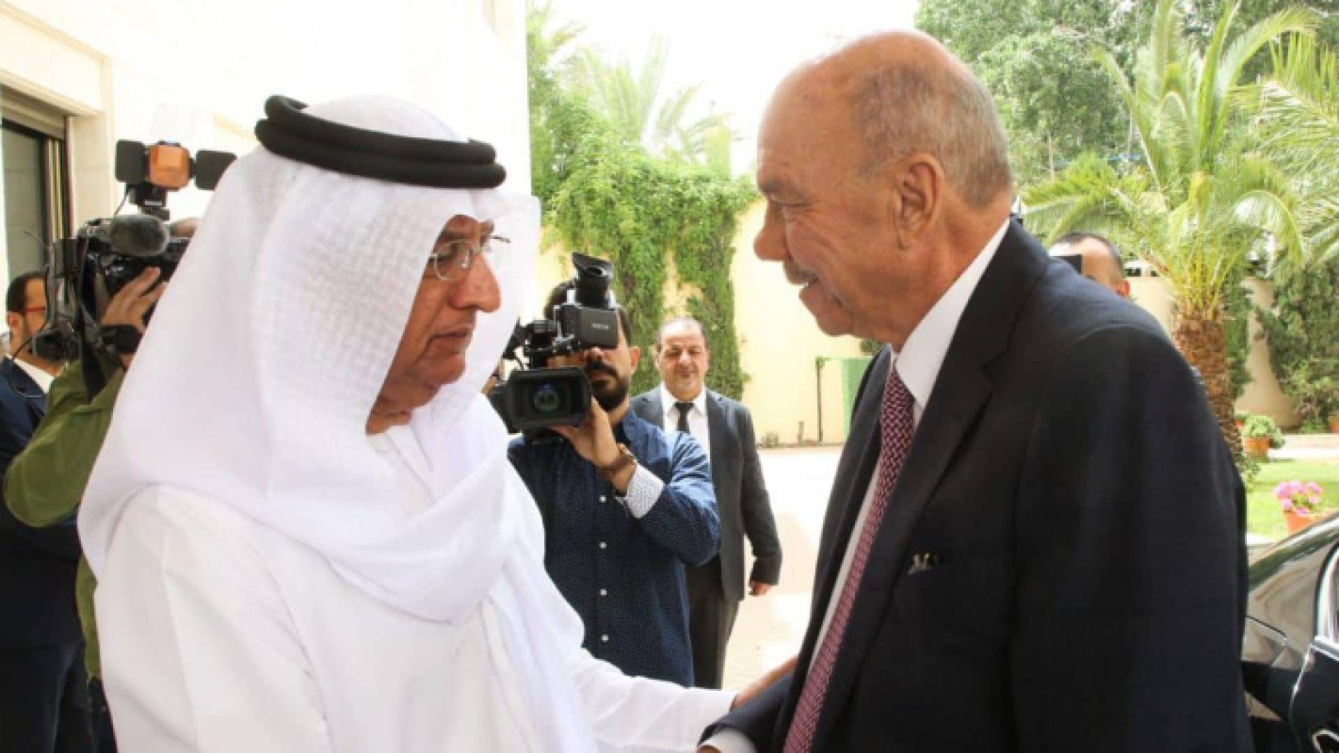 توافد المعزين إلى السفارة الإماراتية في عمان لتقديم واجب العزاء بوفاة خليفة بن زايد