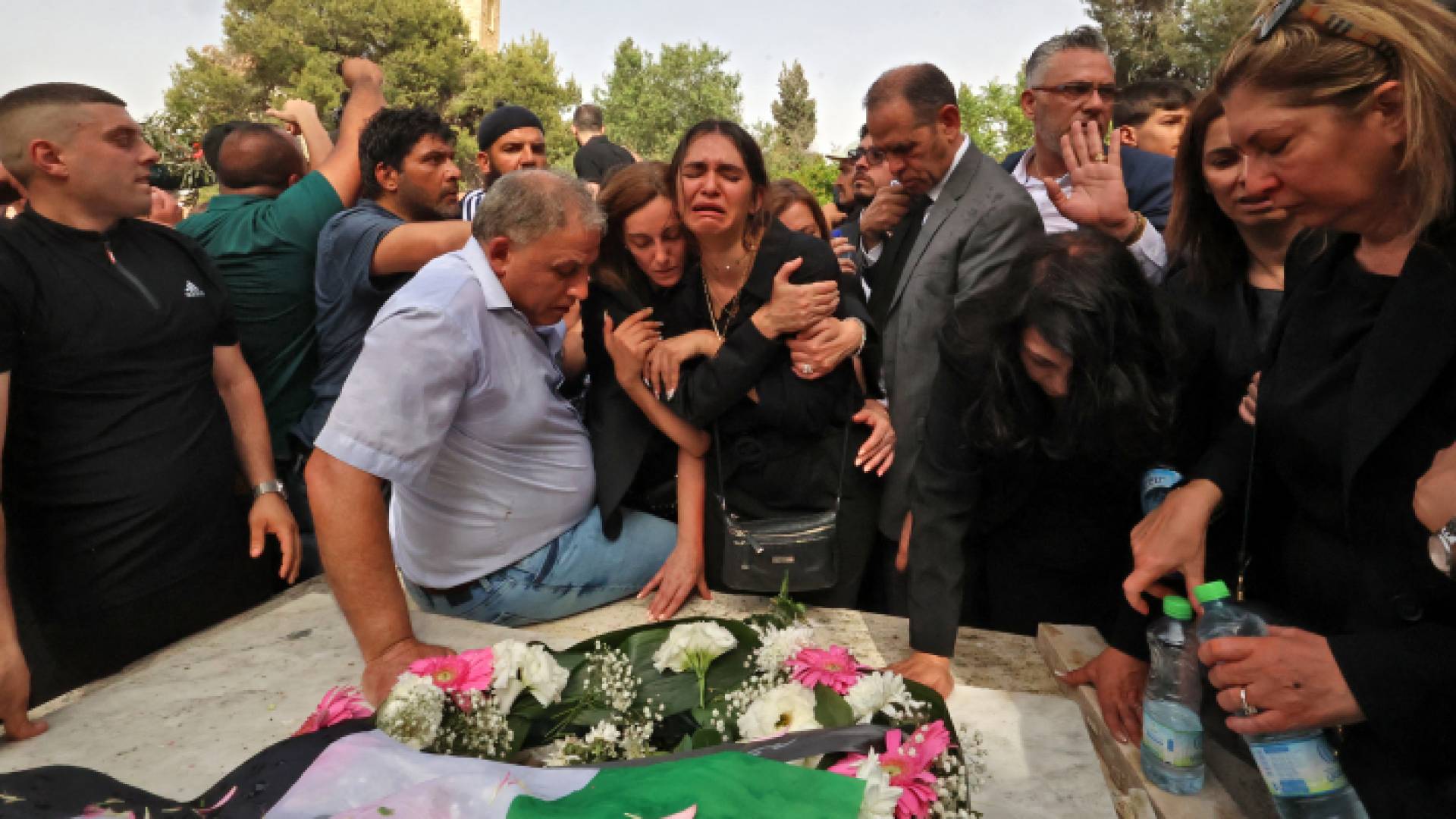 مشيعون في مقبرة جبل صهيون