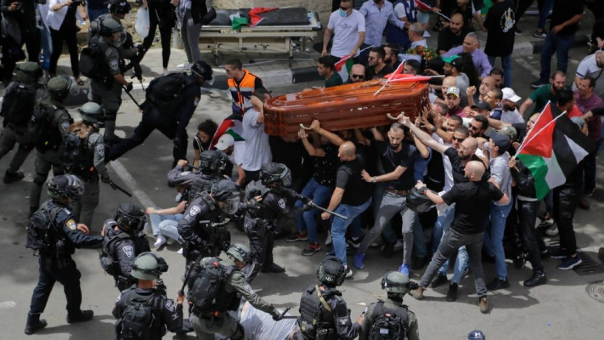 قوات الاحتلال تهاجم موكب تشييع شيرين أبو عاقلة