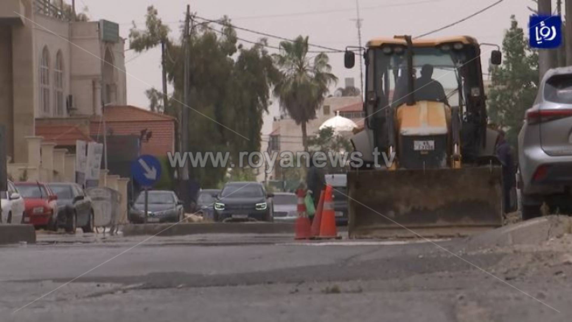 آلية تابعة لإحدى البلديات تنفذ أعمال حفريات