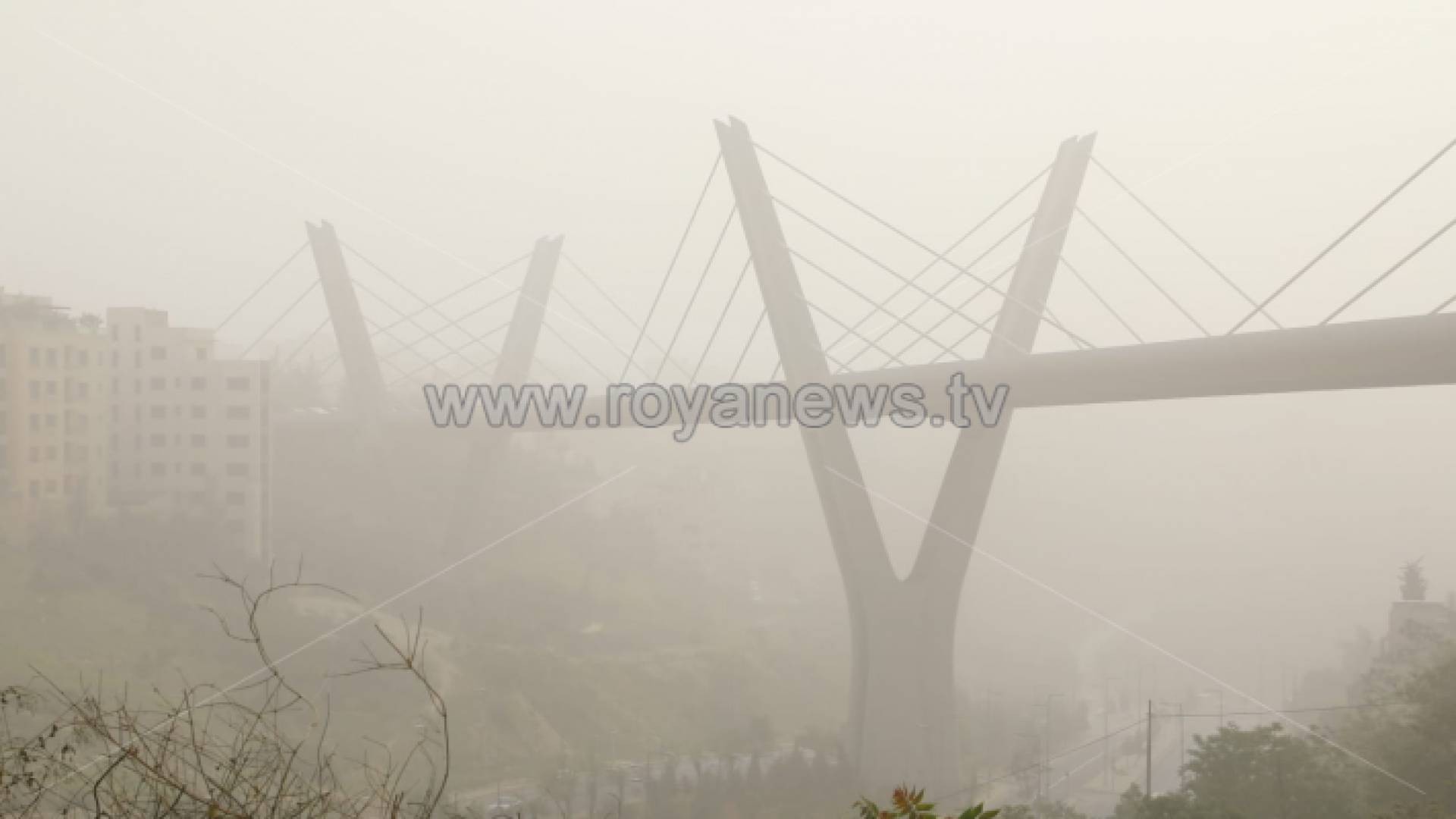 جسر عبدون غارق في الغبار