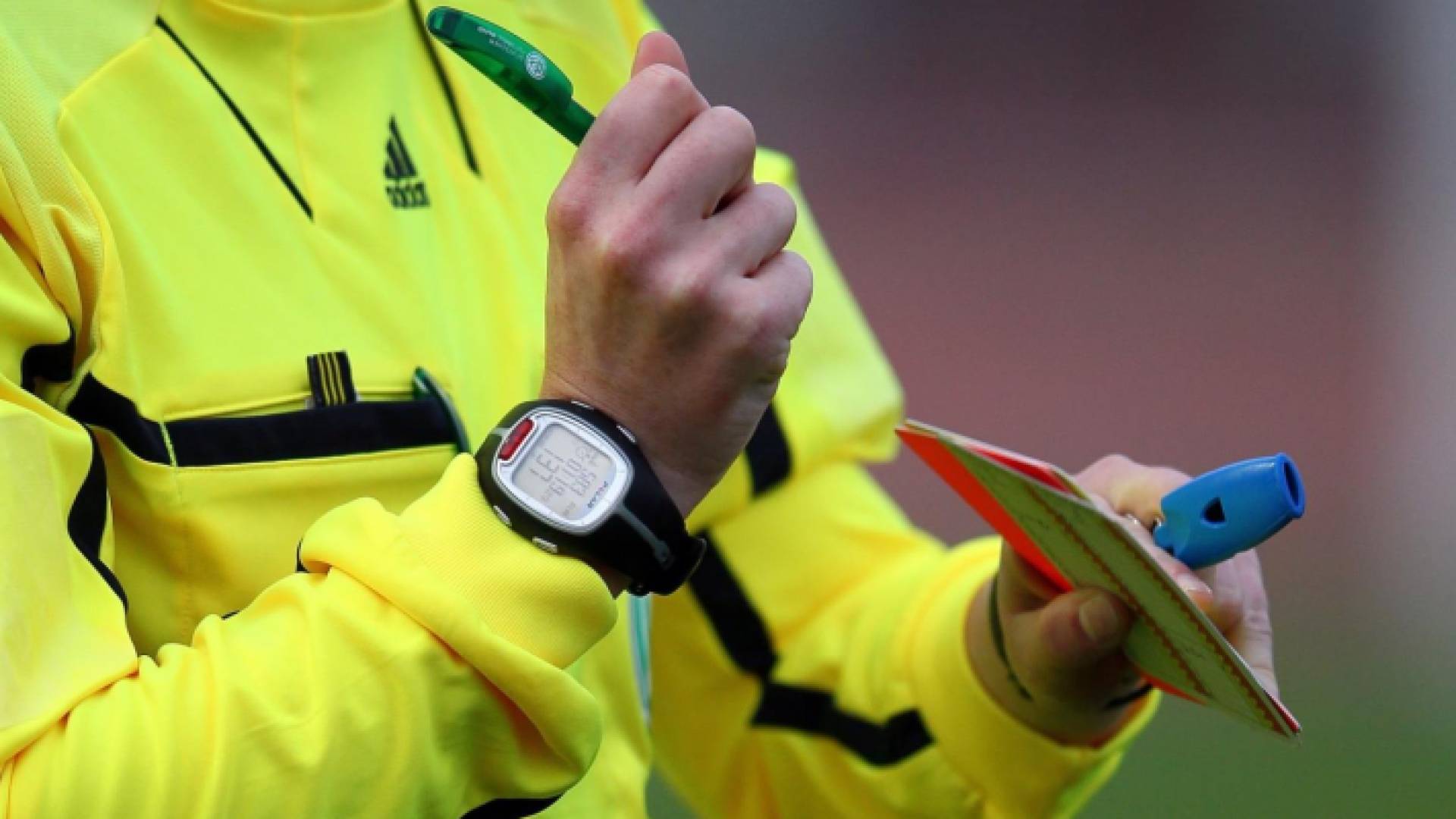 حكم في مباراة كرة قدم