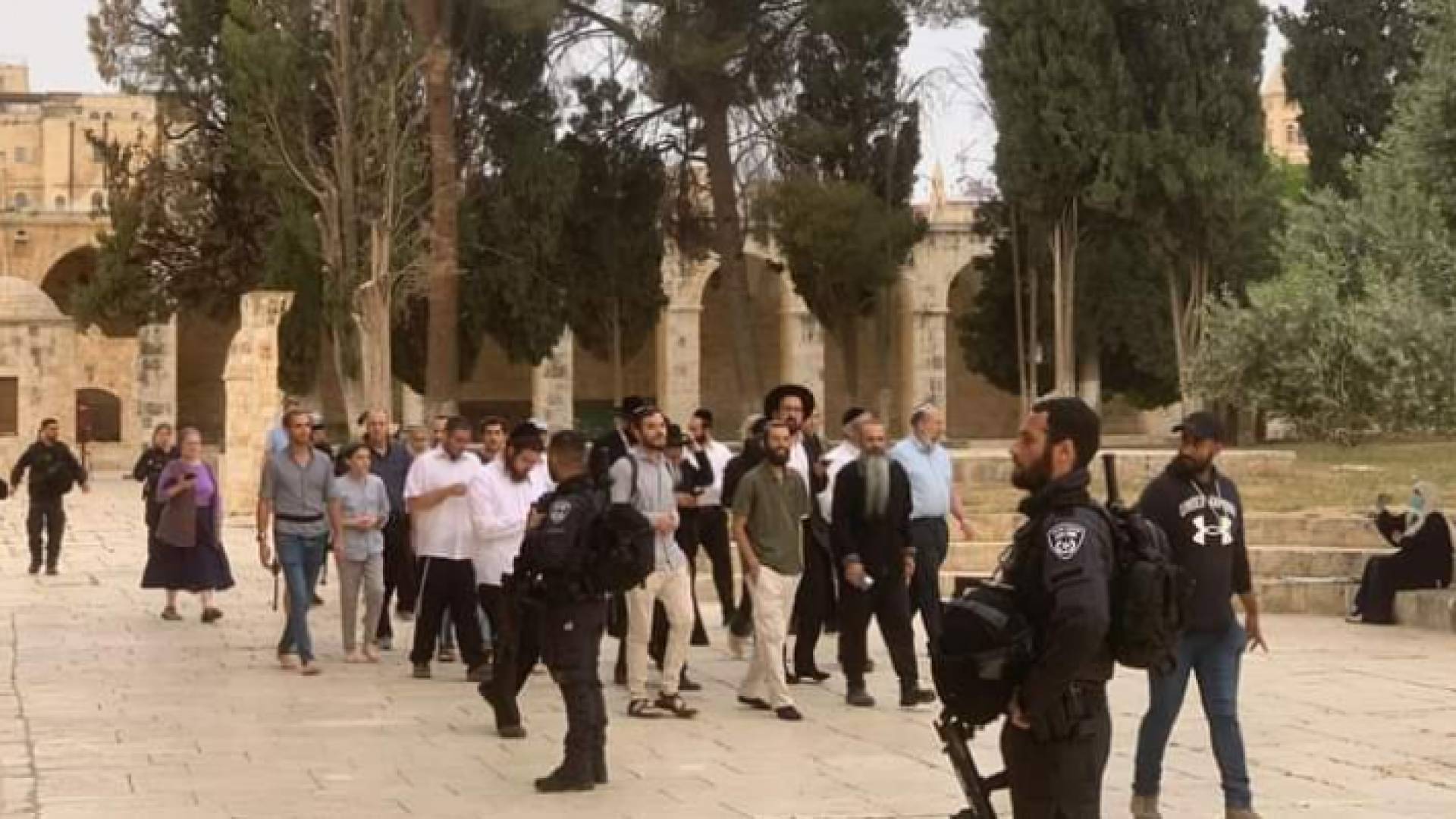 المستوطنون يقتحمون المسجد الأقصى