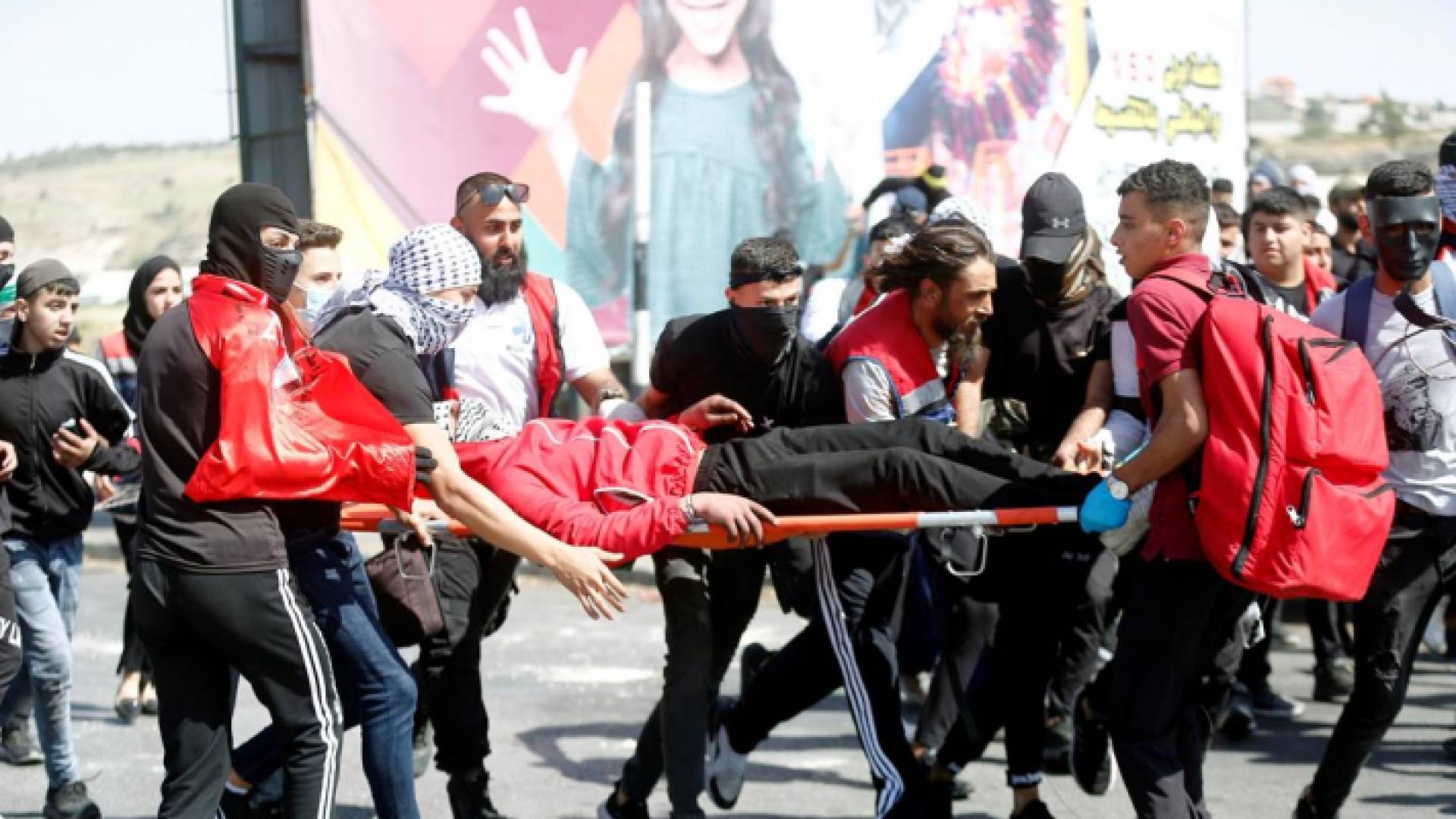 فلسطينيون يسعفون شابا إصابه جنود الاحتلال برصاصة