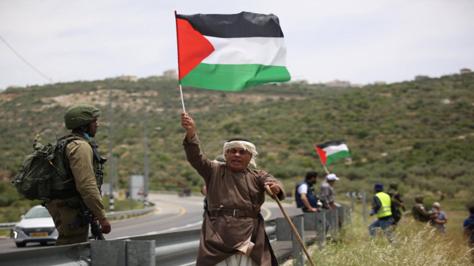 فلسطينيون خلال مواجهات مع الاحتلال