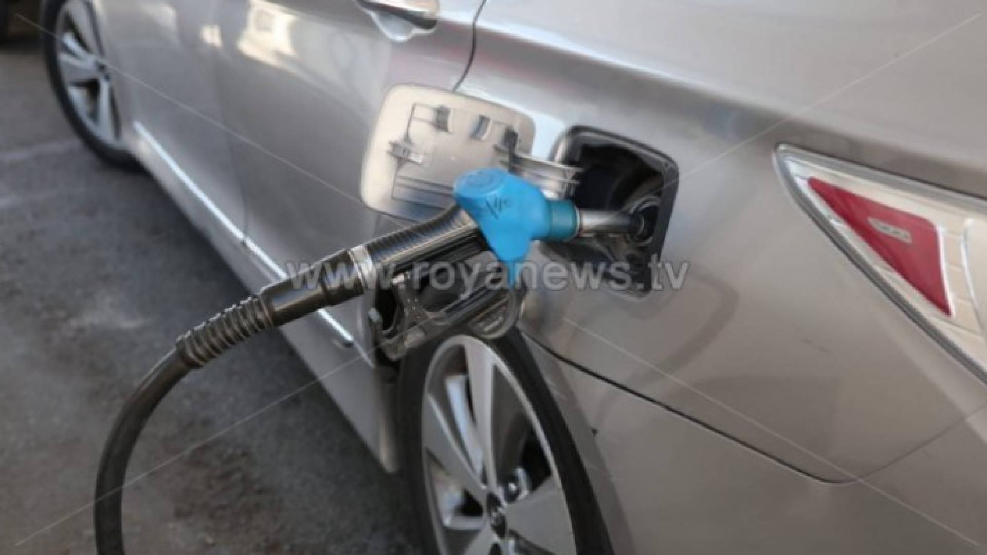 صورة توضيحية لمركبة تتزود بالبنزين في إحدى محطات المحروقات