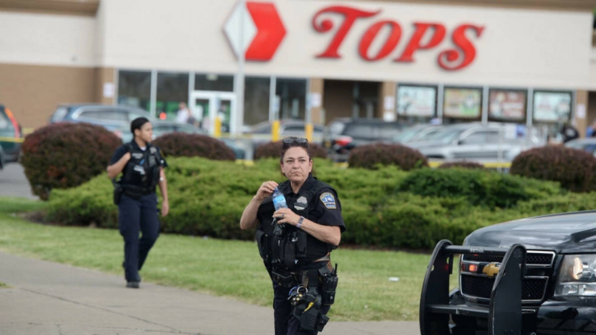 شرطة مدينة بوفالو بولاية نيويورك الأمريكية أمام سوبرماركت بعد حادث إطلاق نار