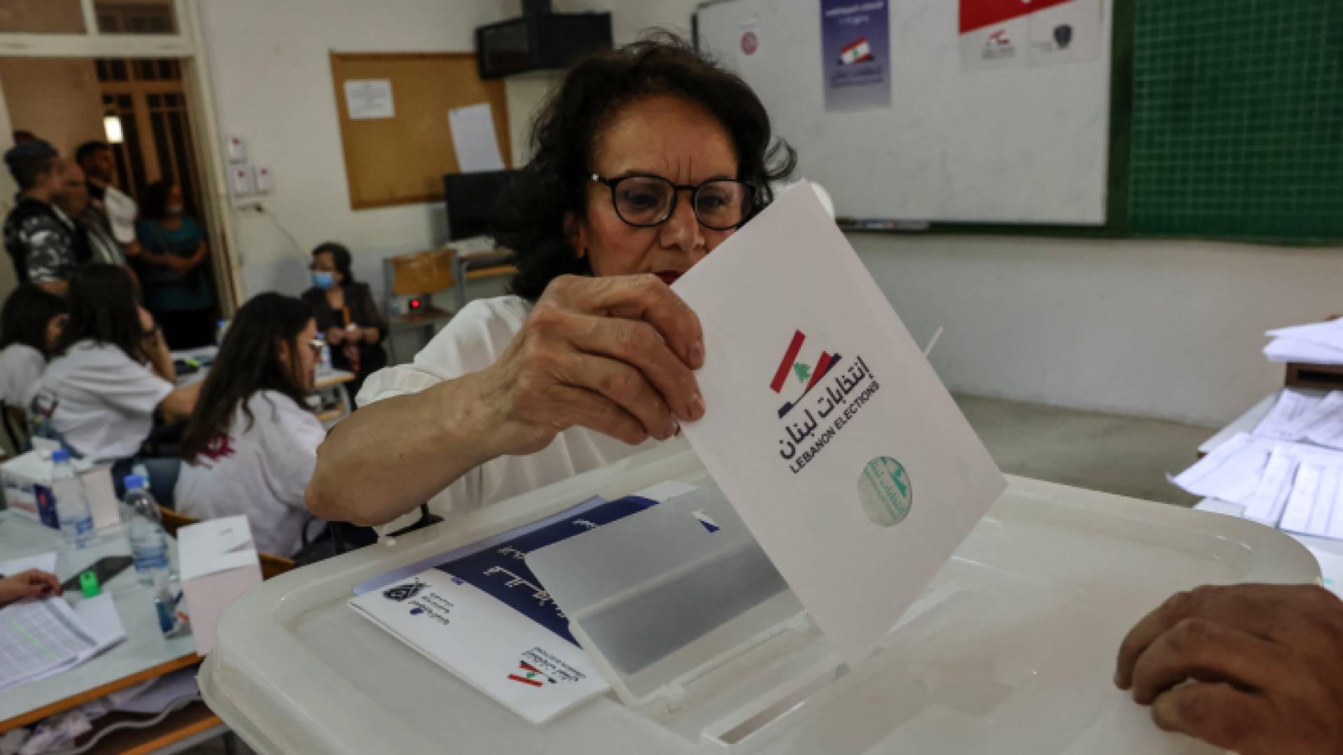 امرأة لبنانية تدلي بصوتها - AFP
