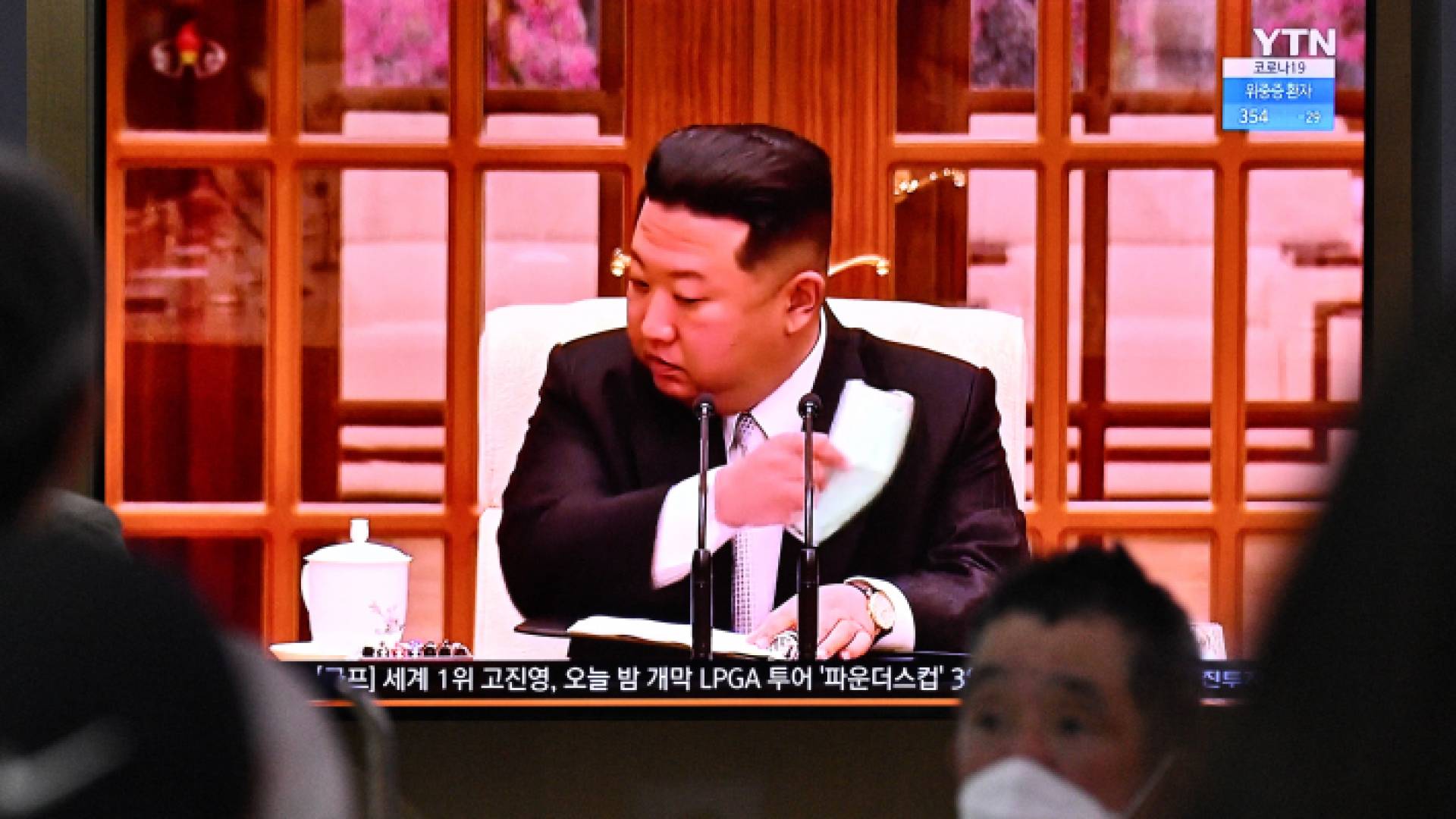 زعيم كوريا الشمالية وهو يأمر بإغلاق على مستوى البلاد بعد أن تأكيد أول إصابة - AFP