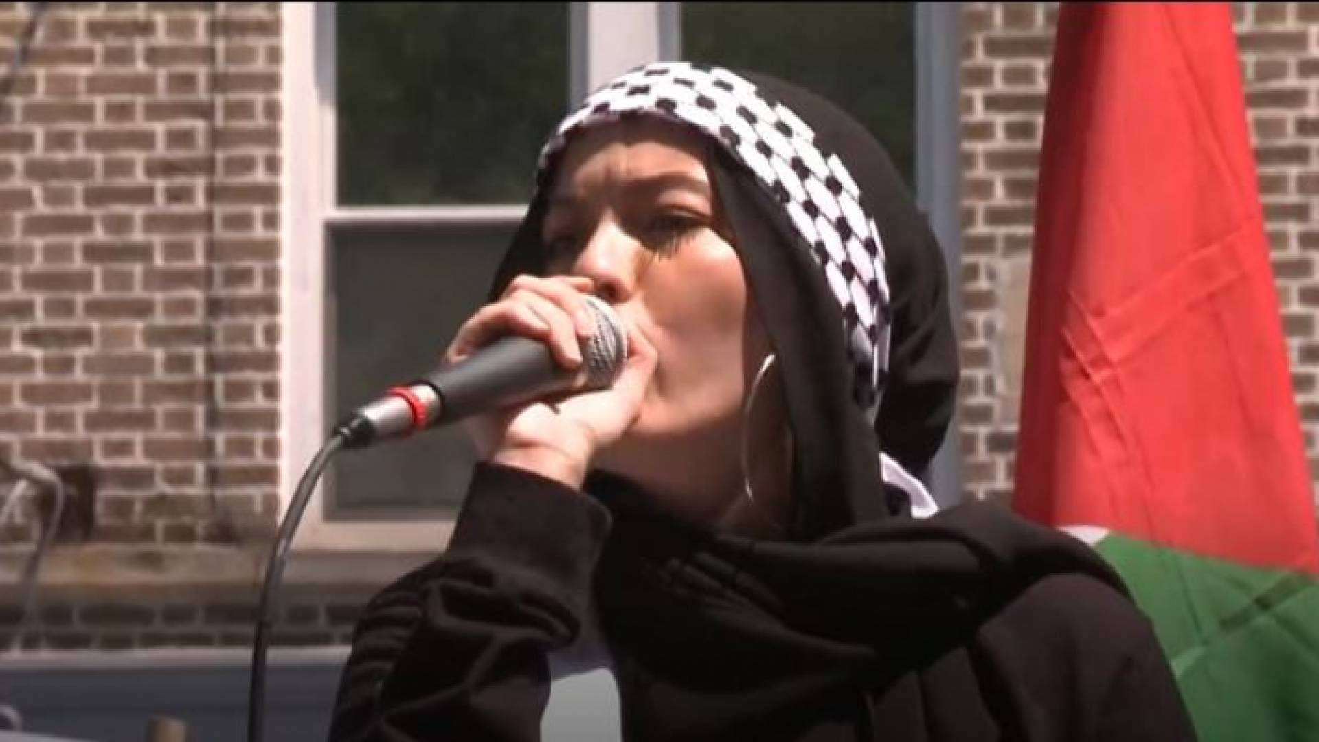 شابة تهتف لشيرين ابو عاقلة في نيويورك