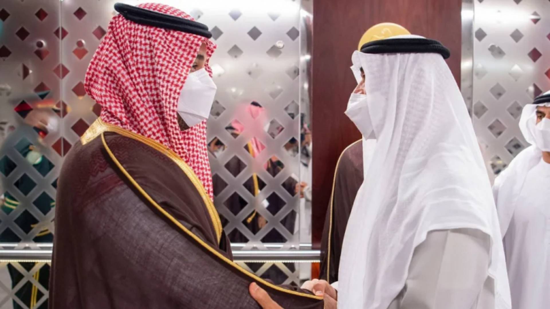 محمد بن سلمان في الإمارات للتعزية بوفاة الشيخ خليفة