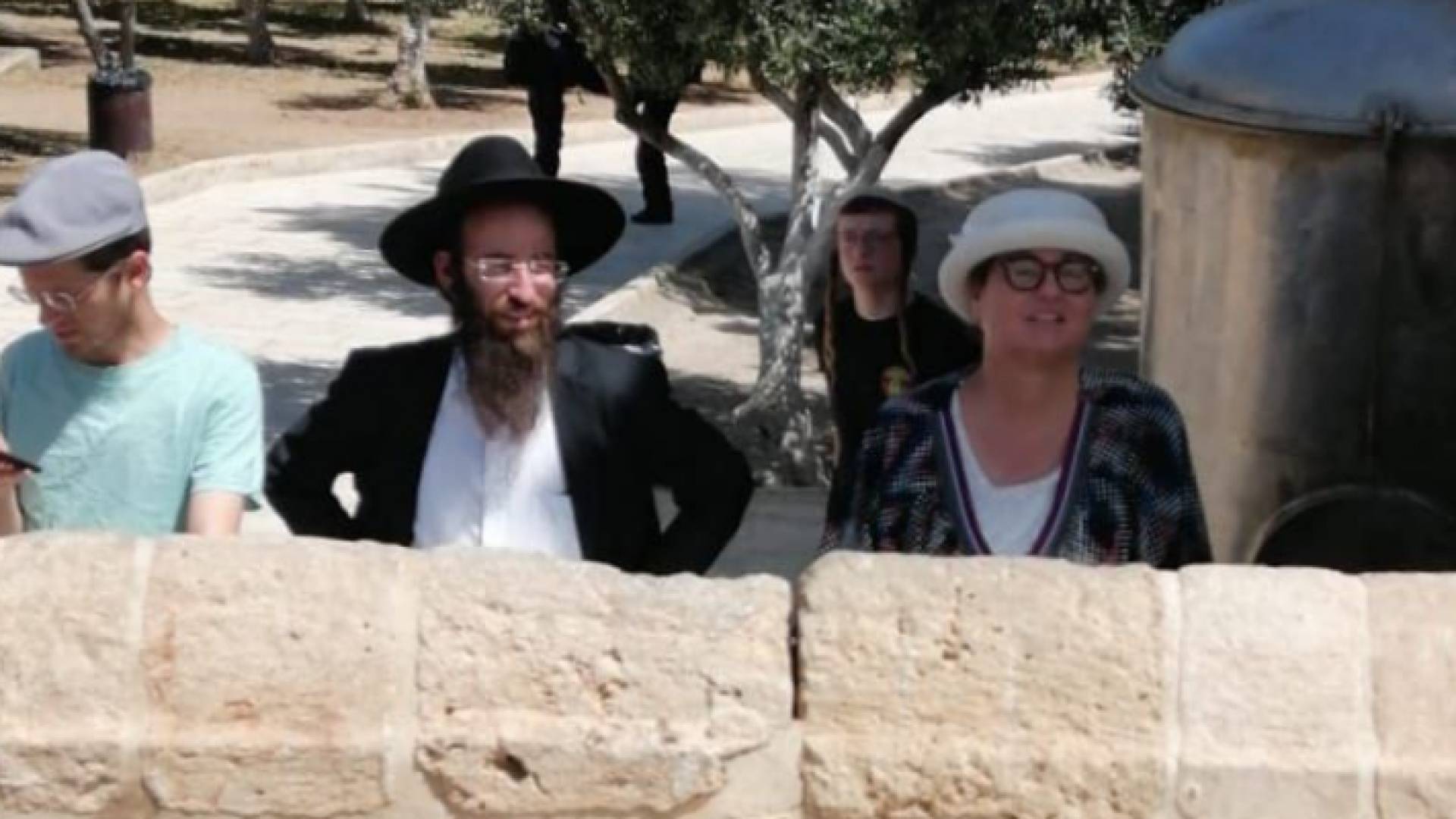 مستوطنون يقتحمون الأقصى بحراسة شرطة الاحتلال