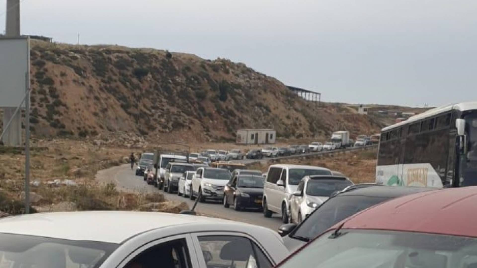 حاجز عسكري على مدخل بلدة بيرنبالا