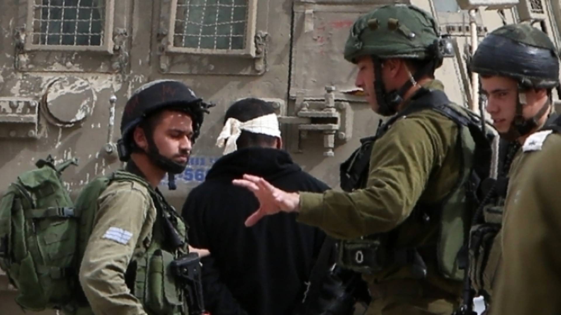 الاحتلال يعتقل فلسطيني - أرشيفية