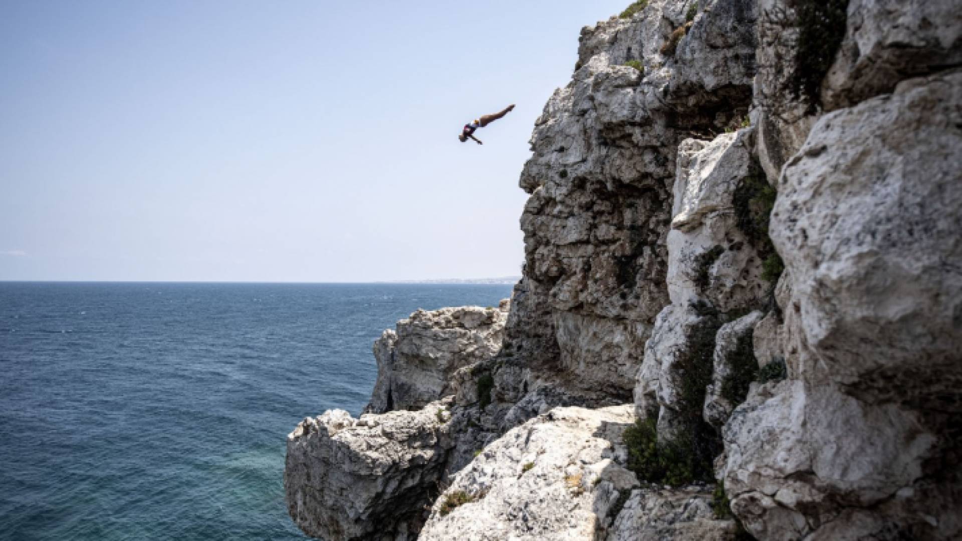 شخص يقفز من صخرة - تعبيرية