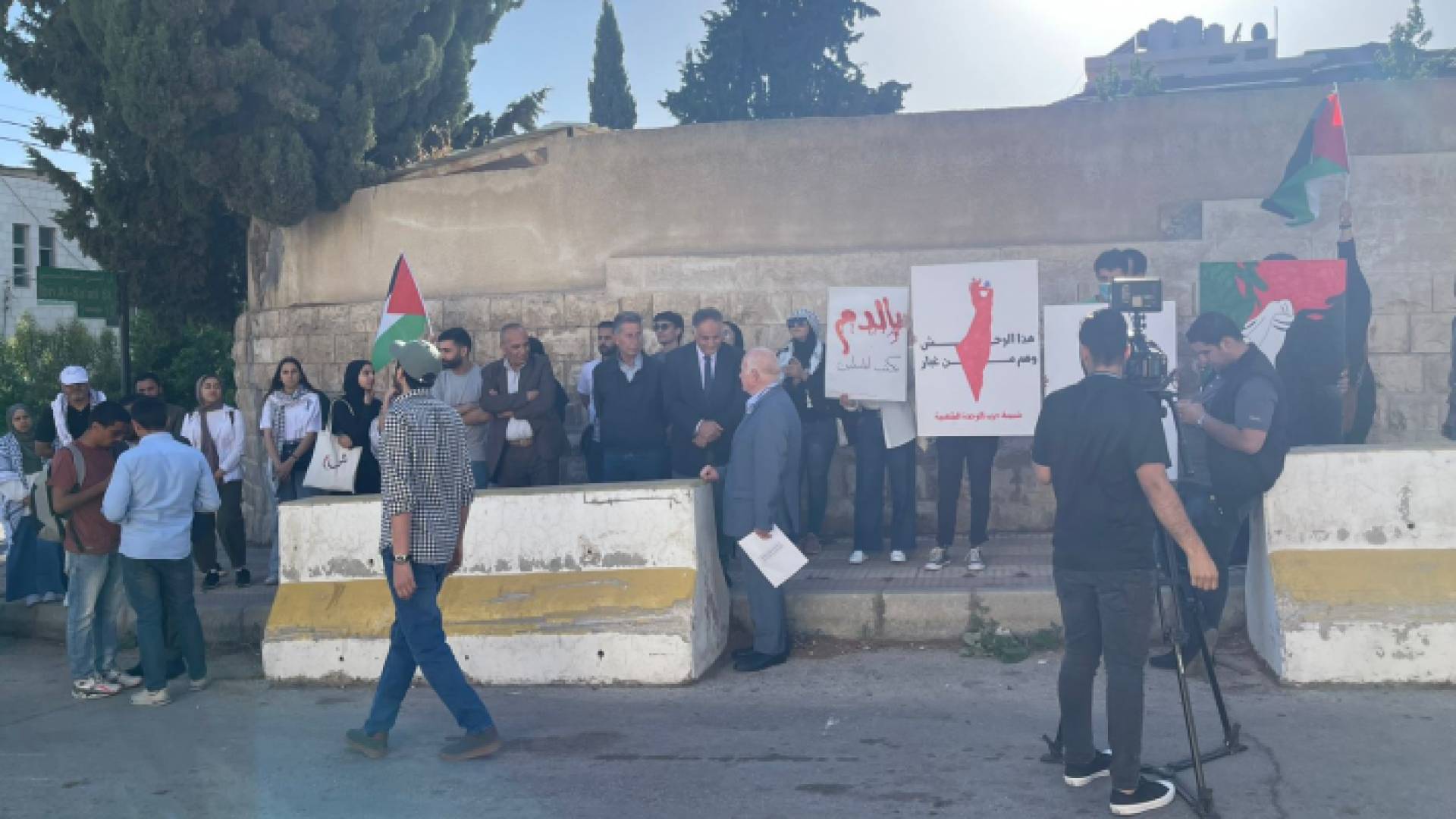 الصورة من الوقفة