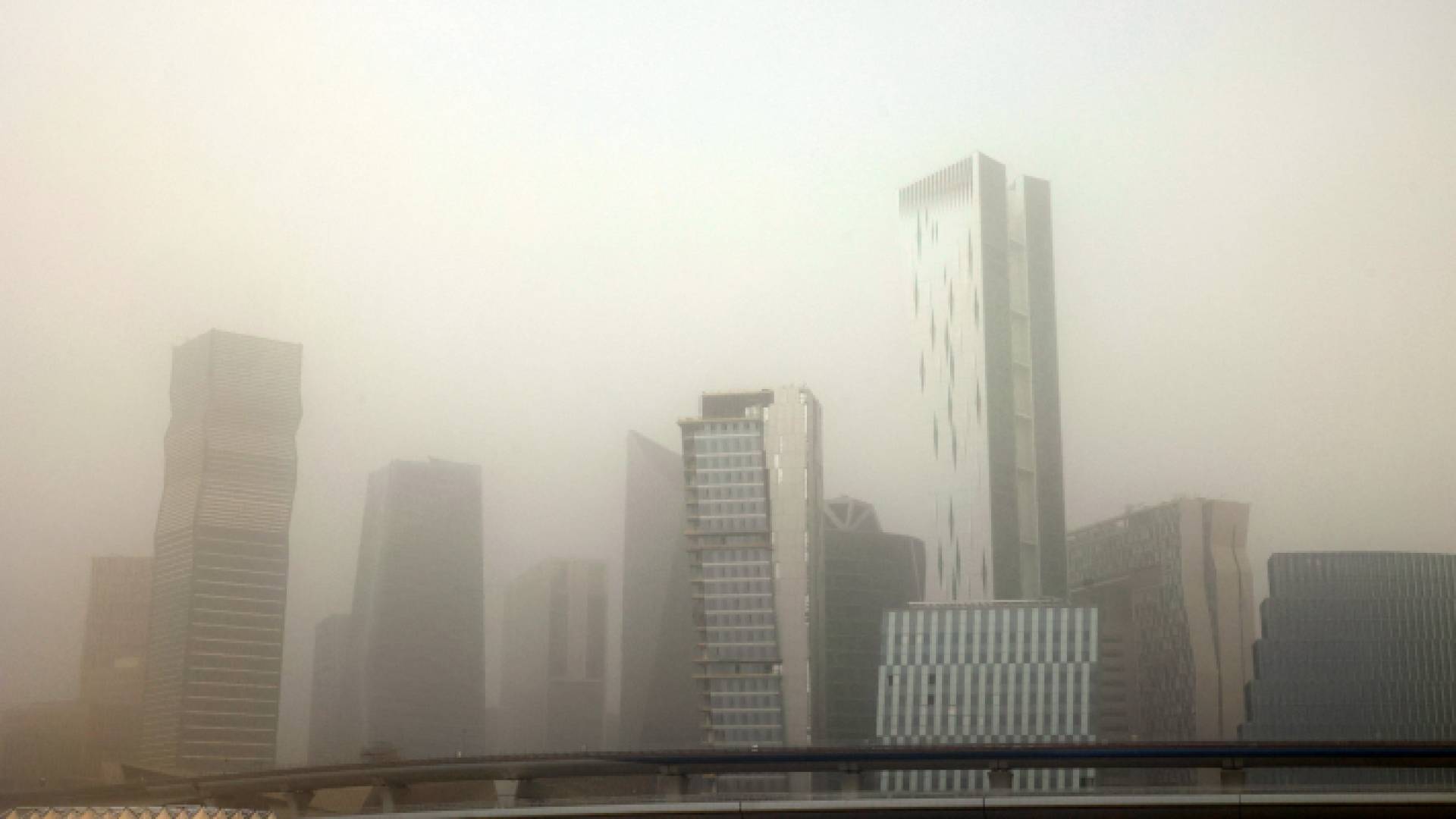 مبان وسط مدينة الرياض خلال عاصفة ترابية شديدة