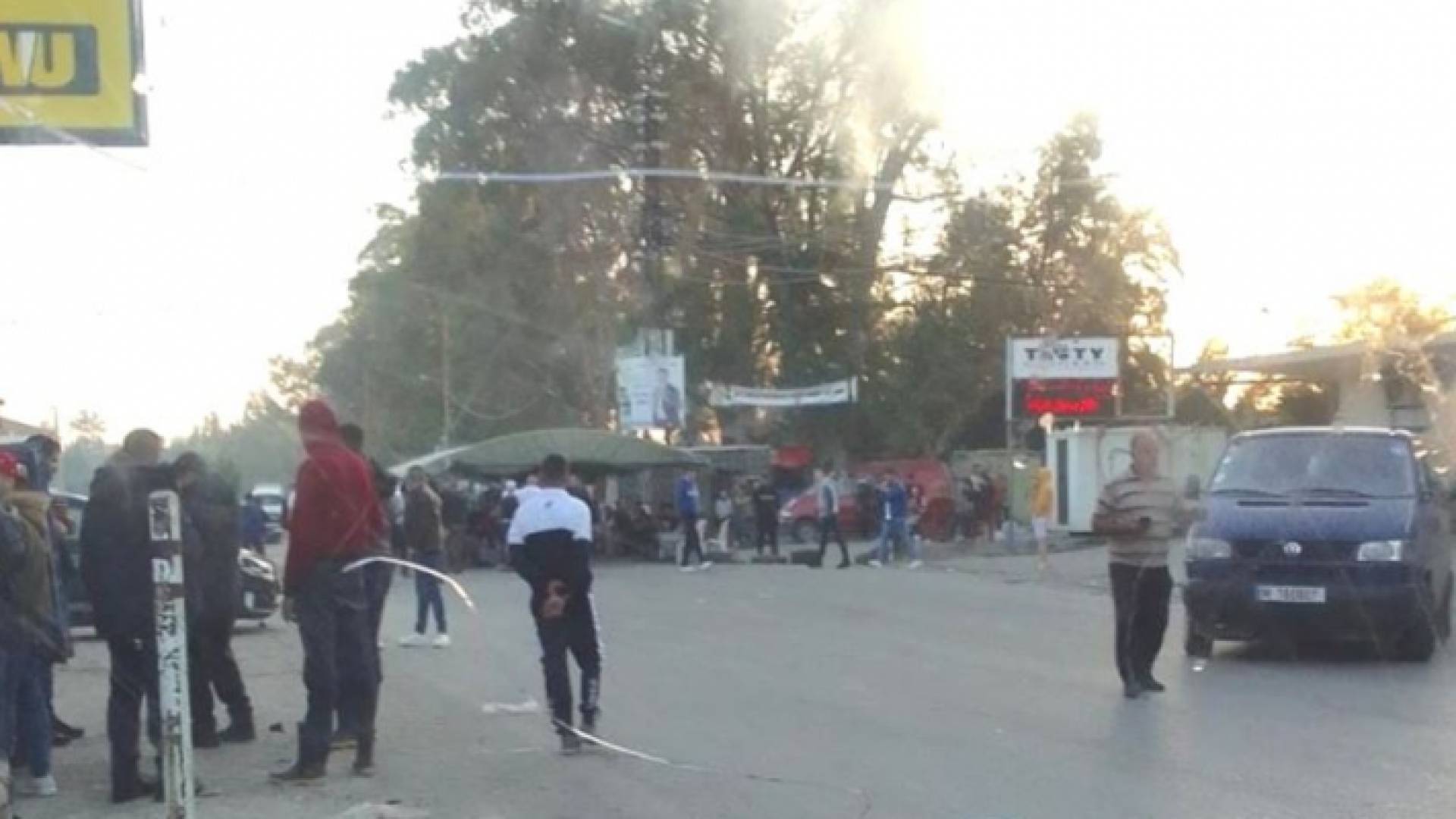 اشخاص يقطعون الطريق في عكار