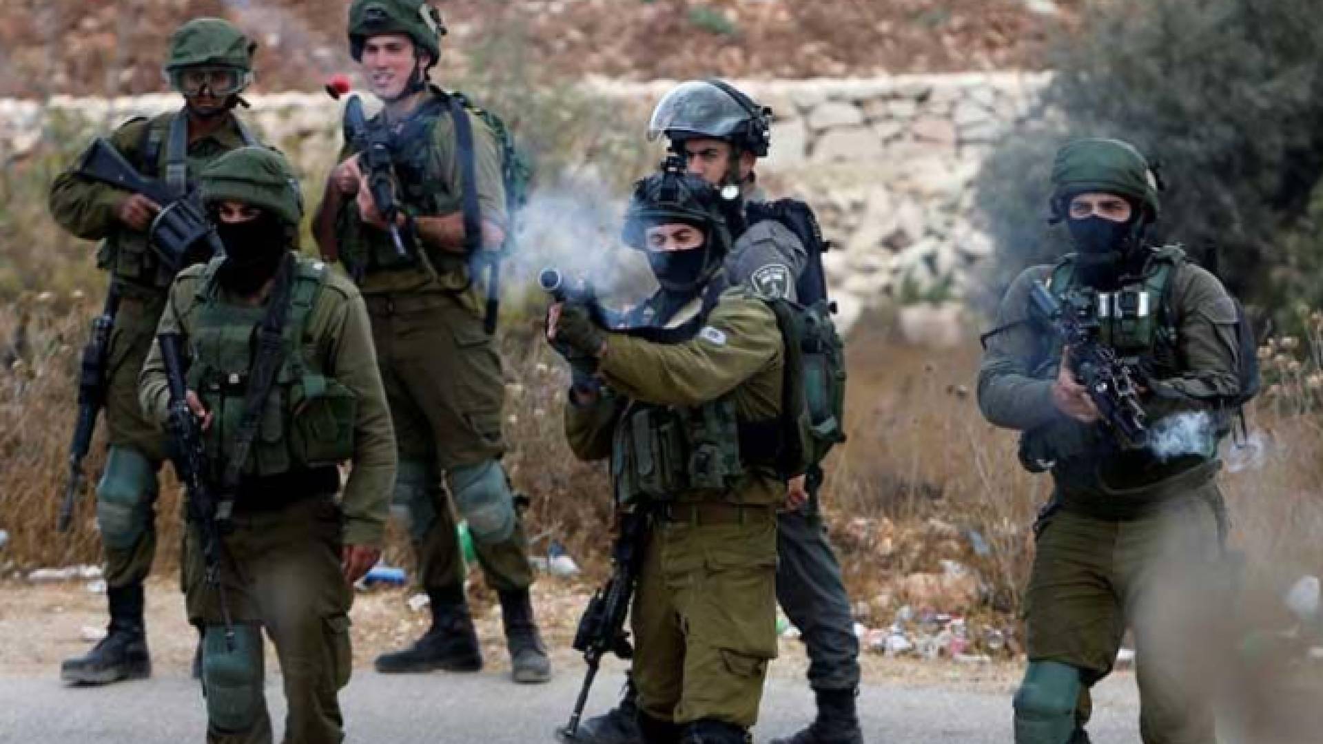 عناصر من قوات الاحتلال تطلق النار تجاه فلسطينيين- أرشيفية