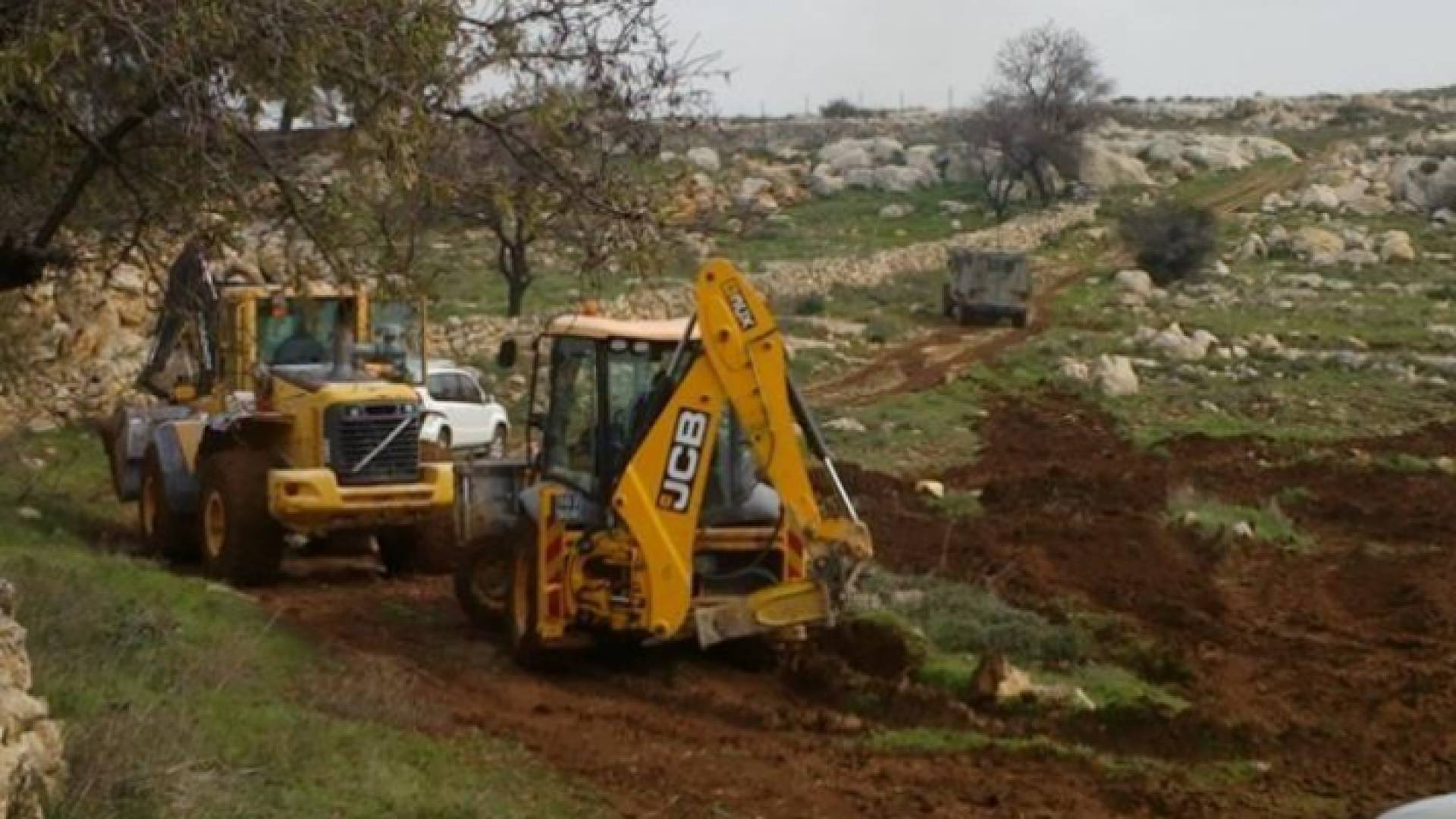 جرافات الاحتلال تجرف أراضي لفلسطينيين - أرشيفية