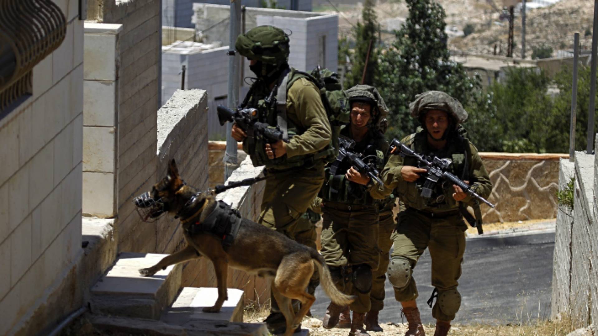الاحتلال خلال اقتحامه أحد المنازل- أرشيفية