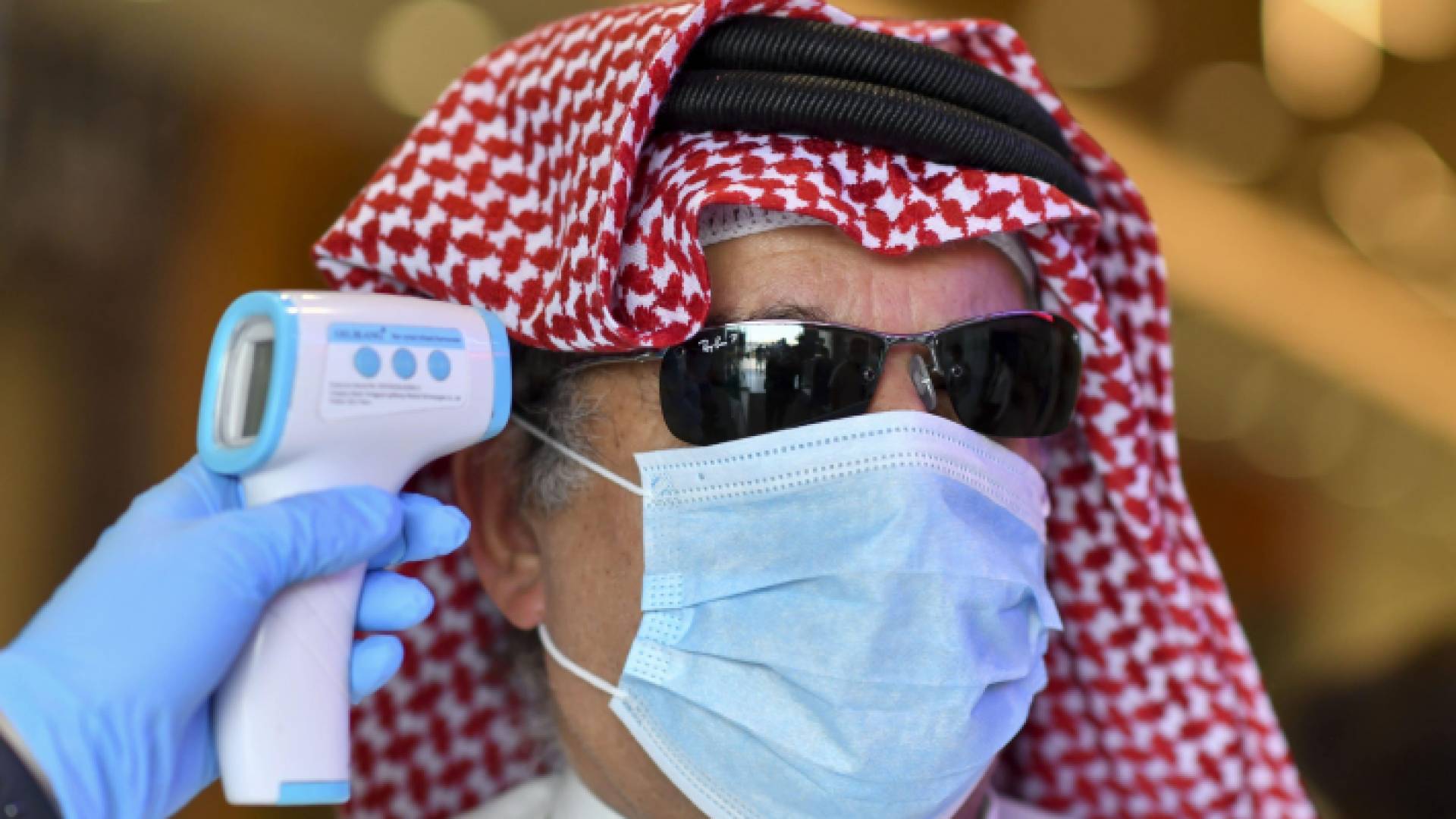 قياس درجة حرارة لمواطن قطري