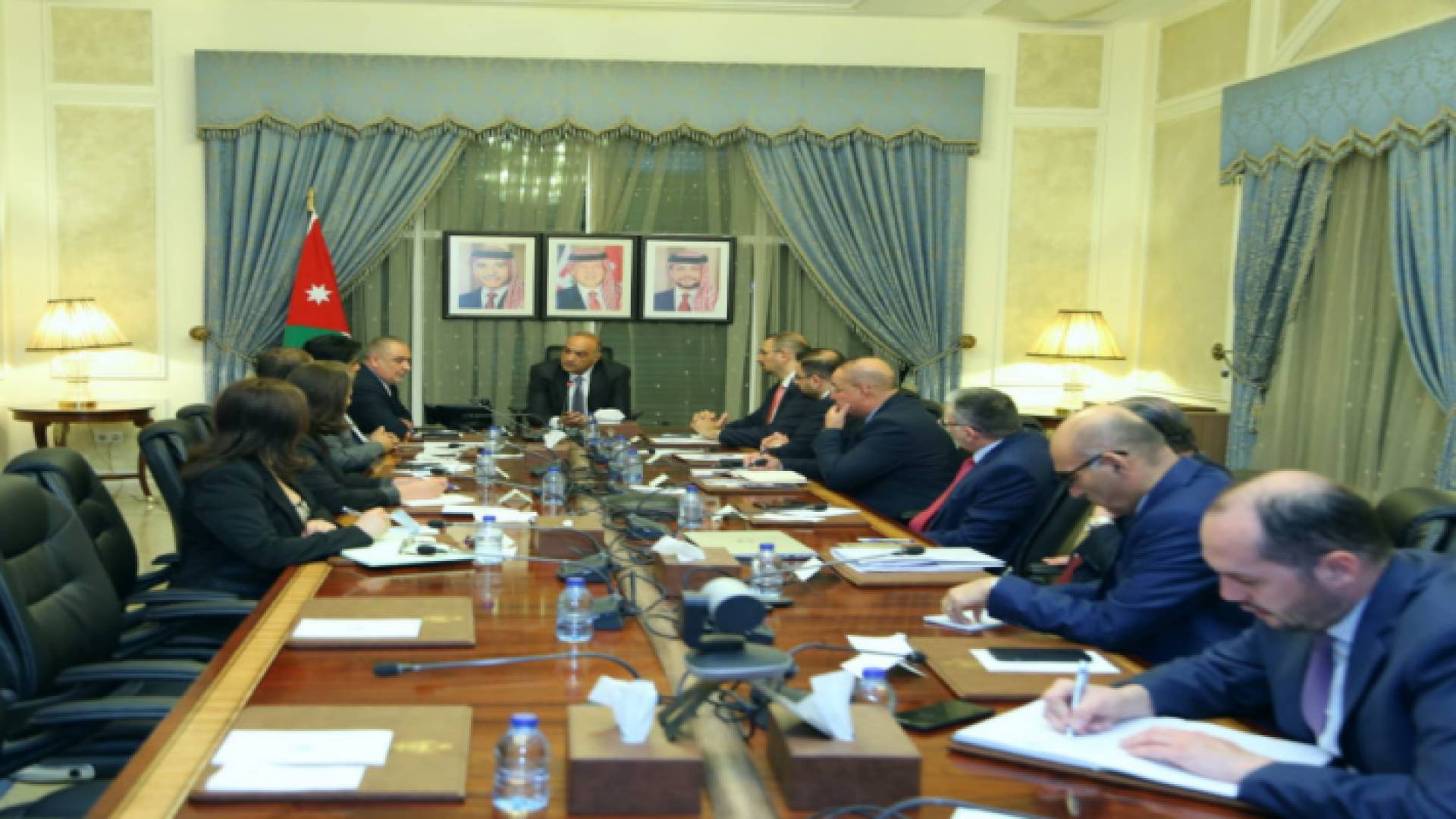 رئيس الوزراء بشر الخصاونة في استقباله رئيس بعثة صندوق النقد الدولي للأردن علي عباس