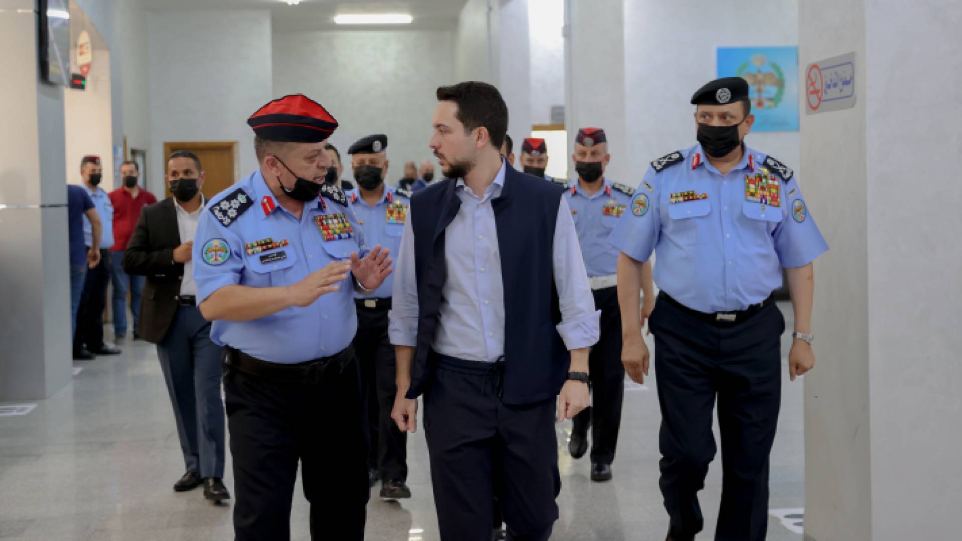 ولي العهد يزور إدارة ترخيص شمال عمان