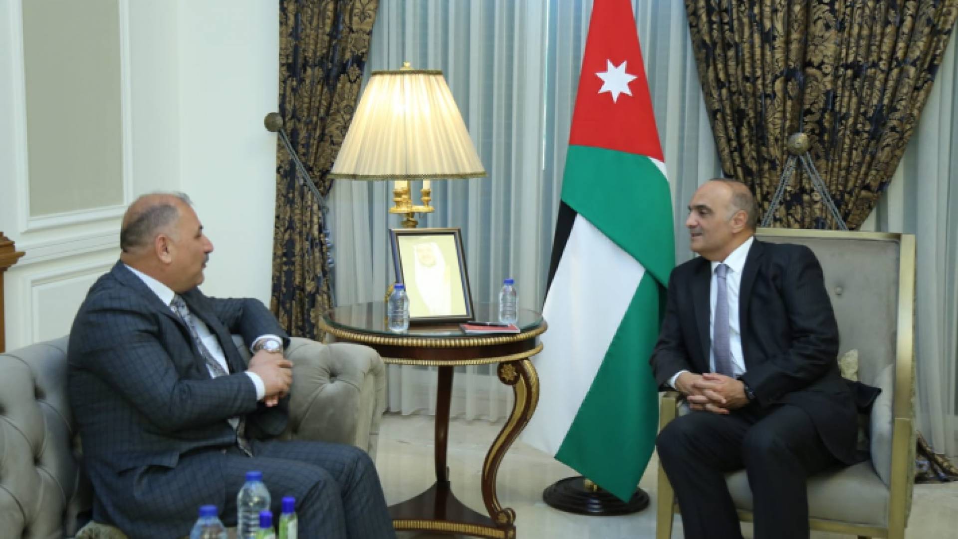 رئيس الوزراء بشر الخصاونة خلال لقائه وزير الصناعة العراقي منهل الخباز